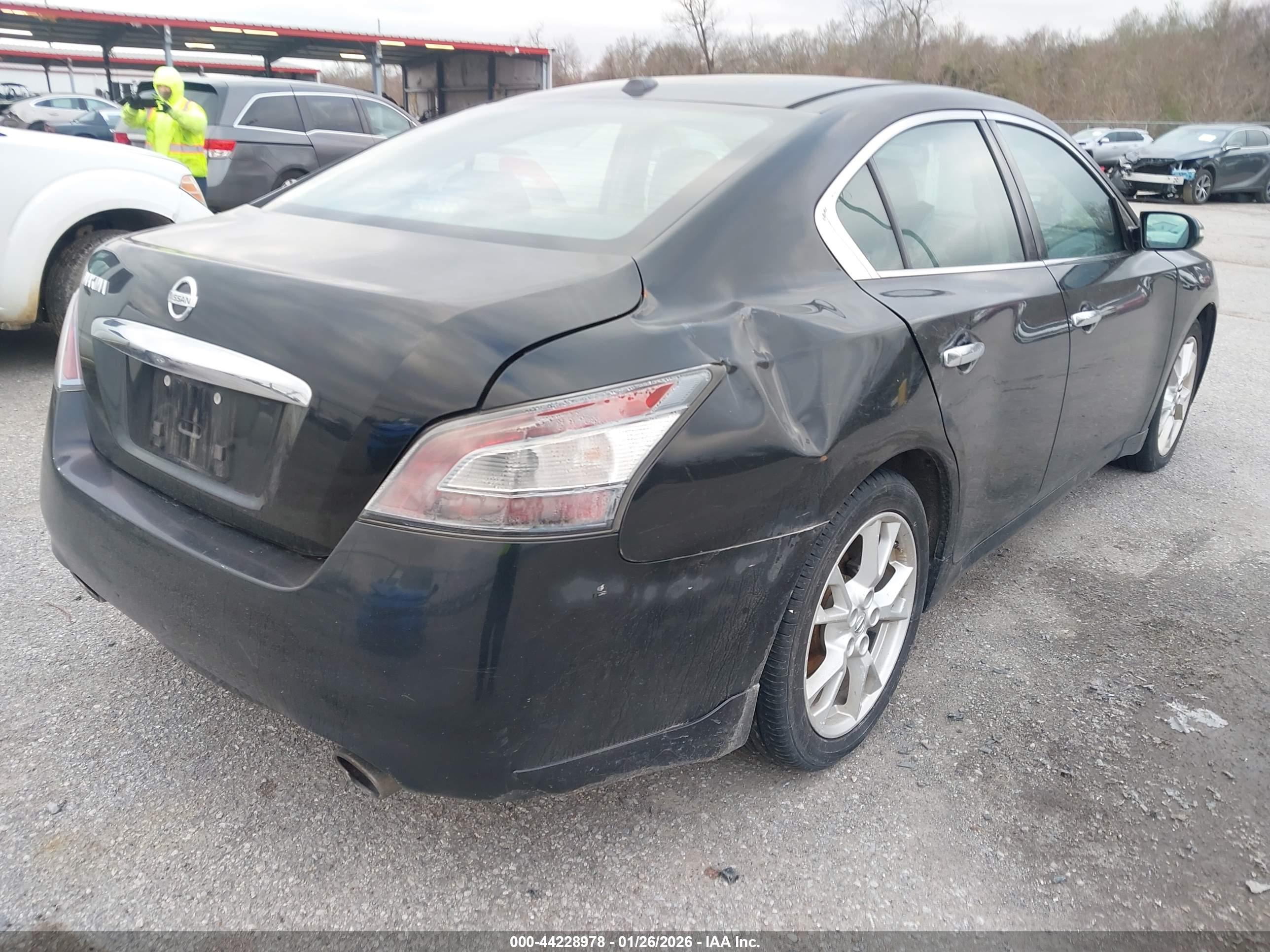 NISSAN MAXIMA image 4