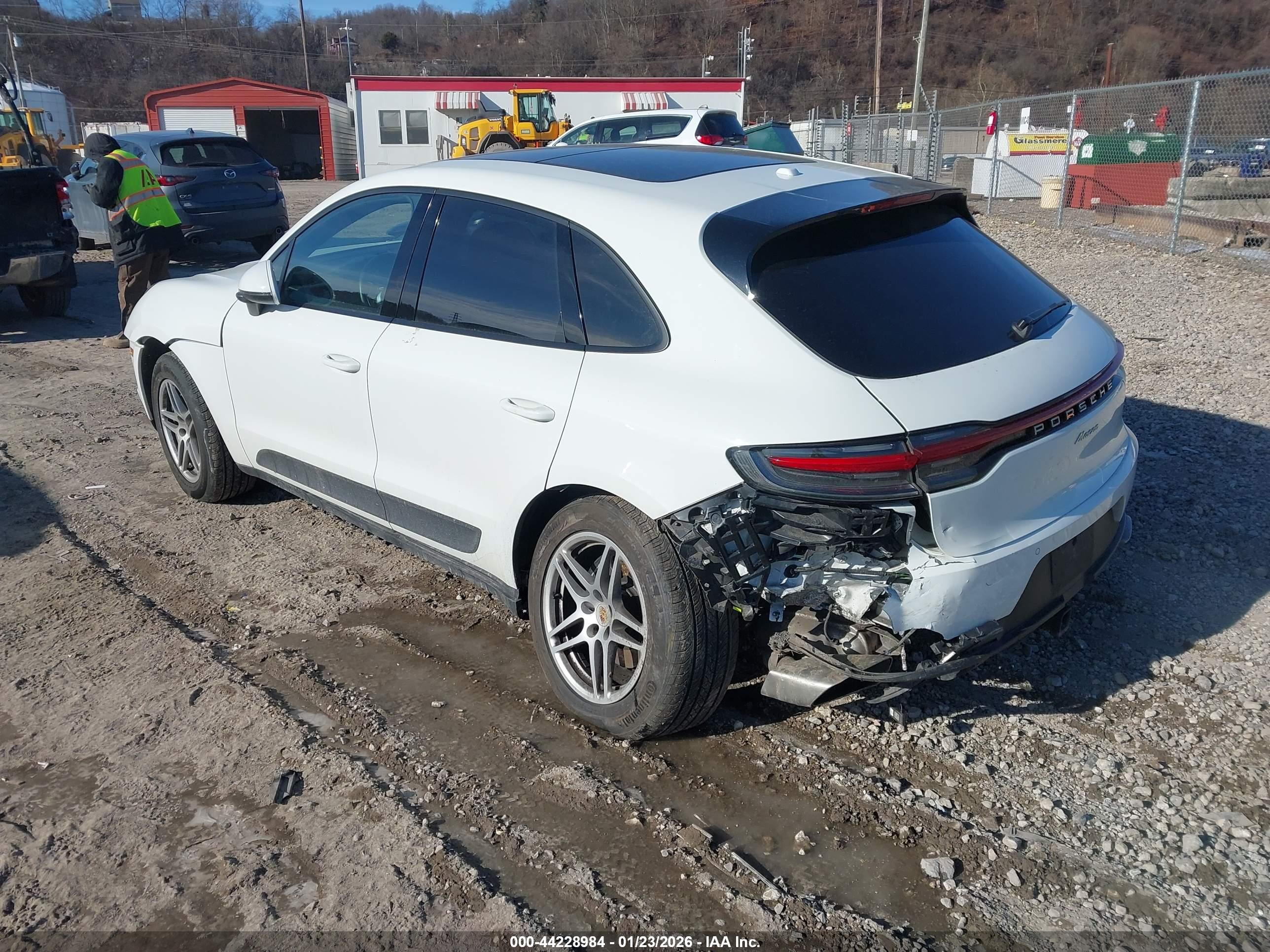 PORSCHE MACAN image 3
