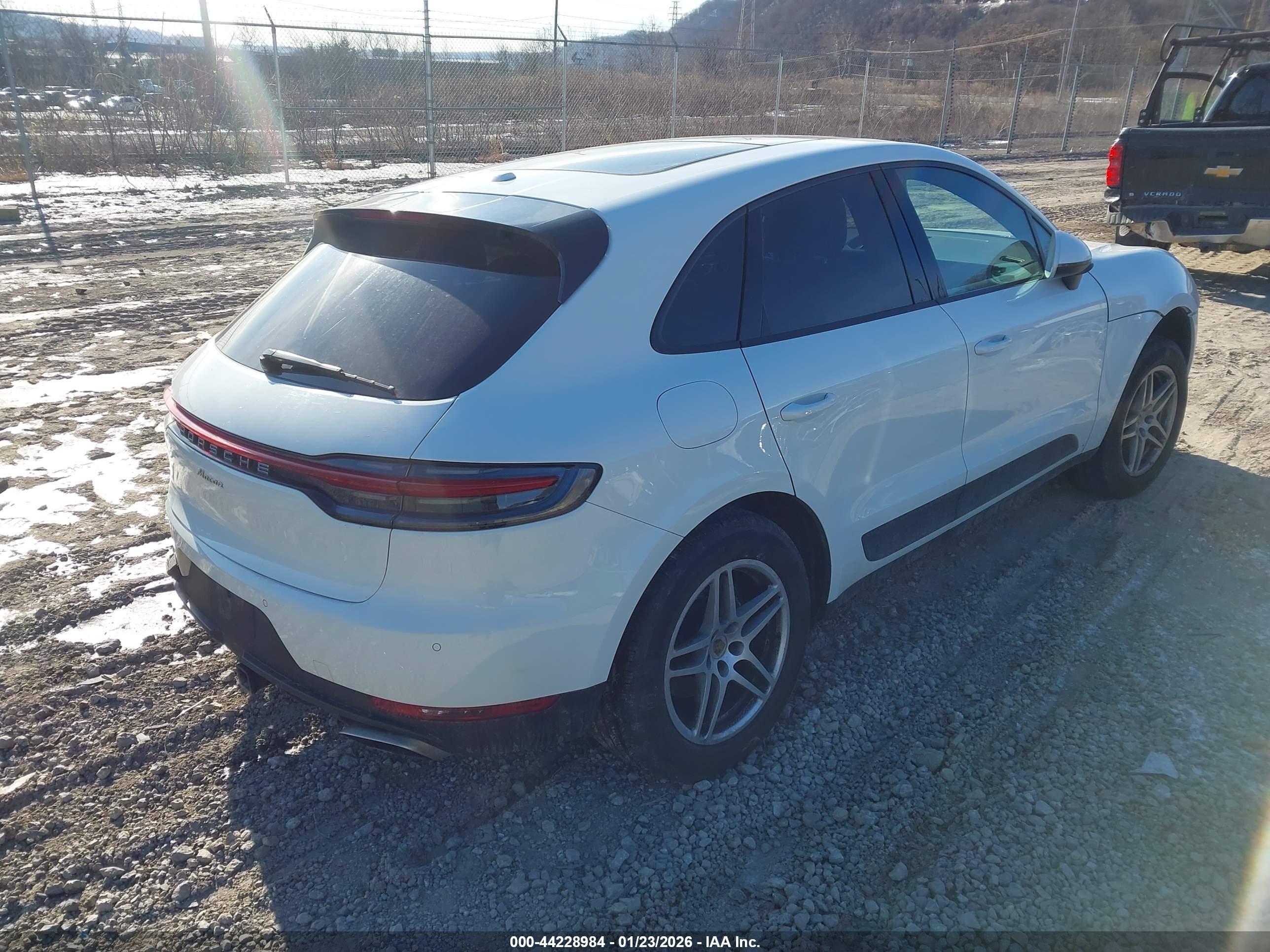 PORSCHE MACAN image 4