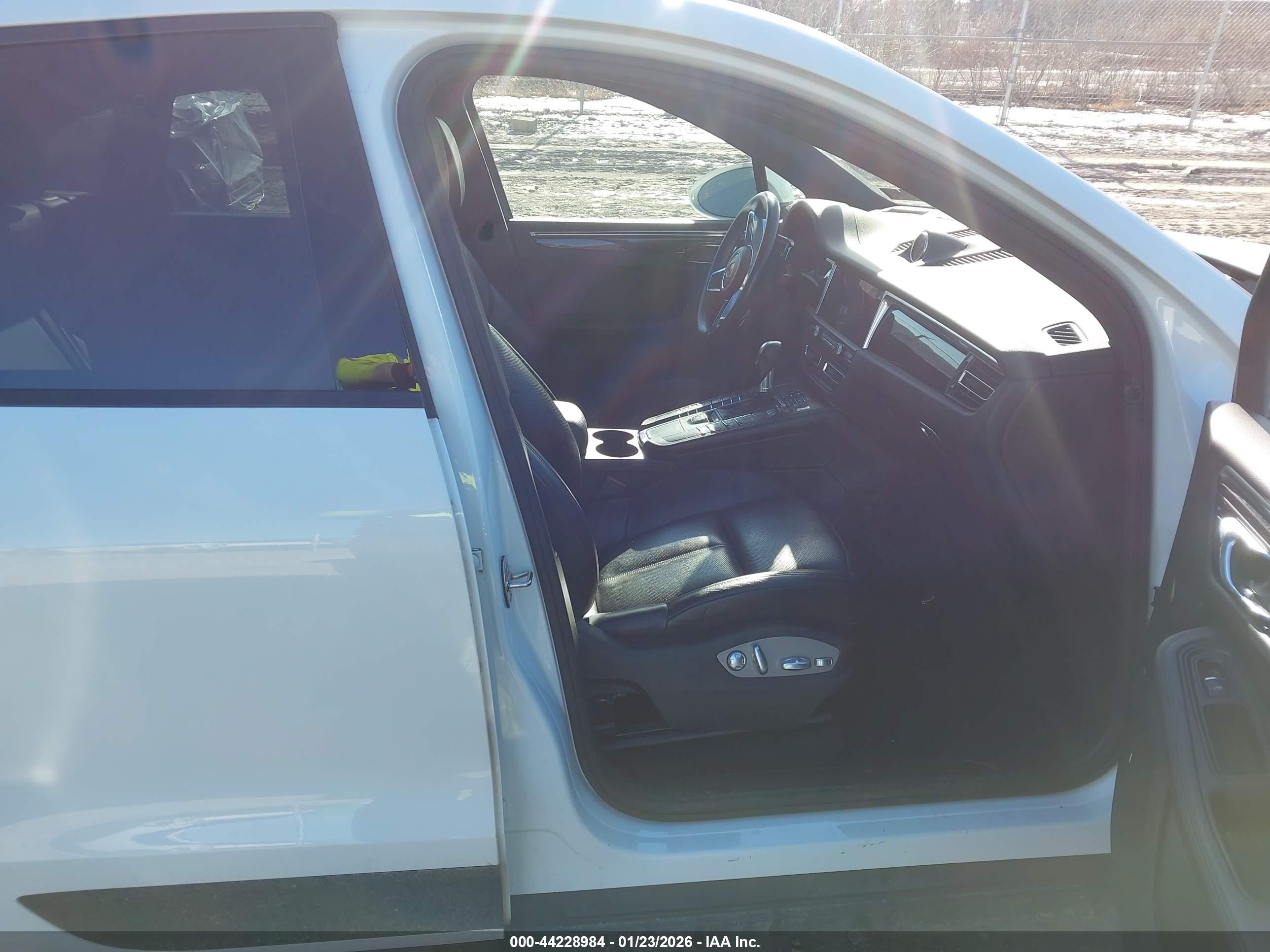 PORSCHE MACAN image 5