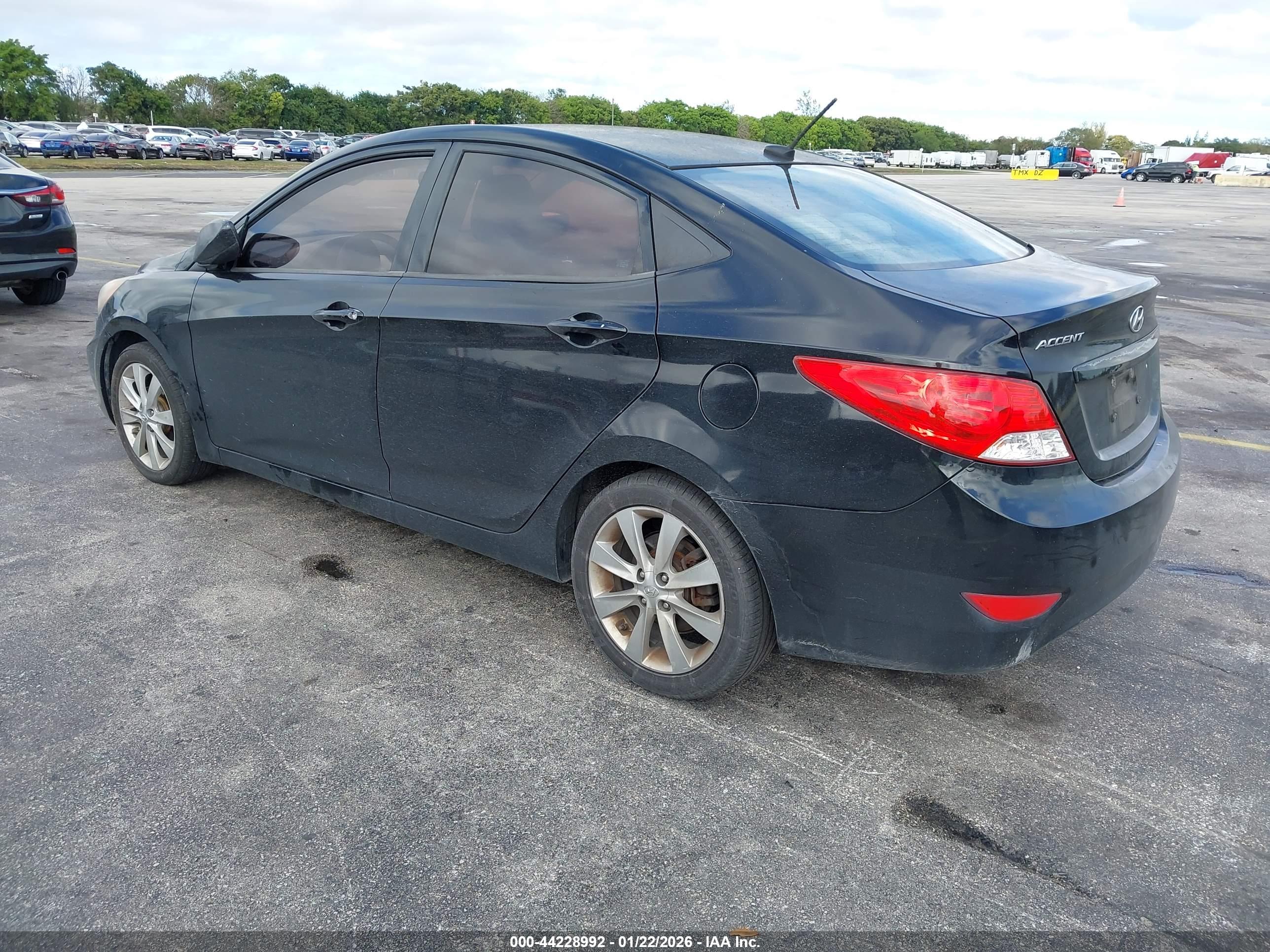 HYUNDAI ACCENT image 3