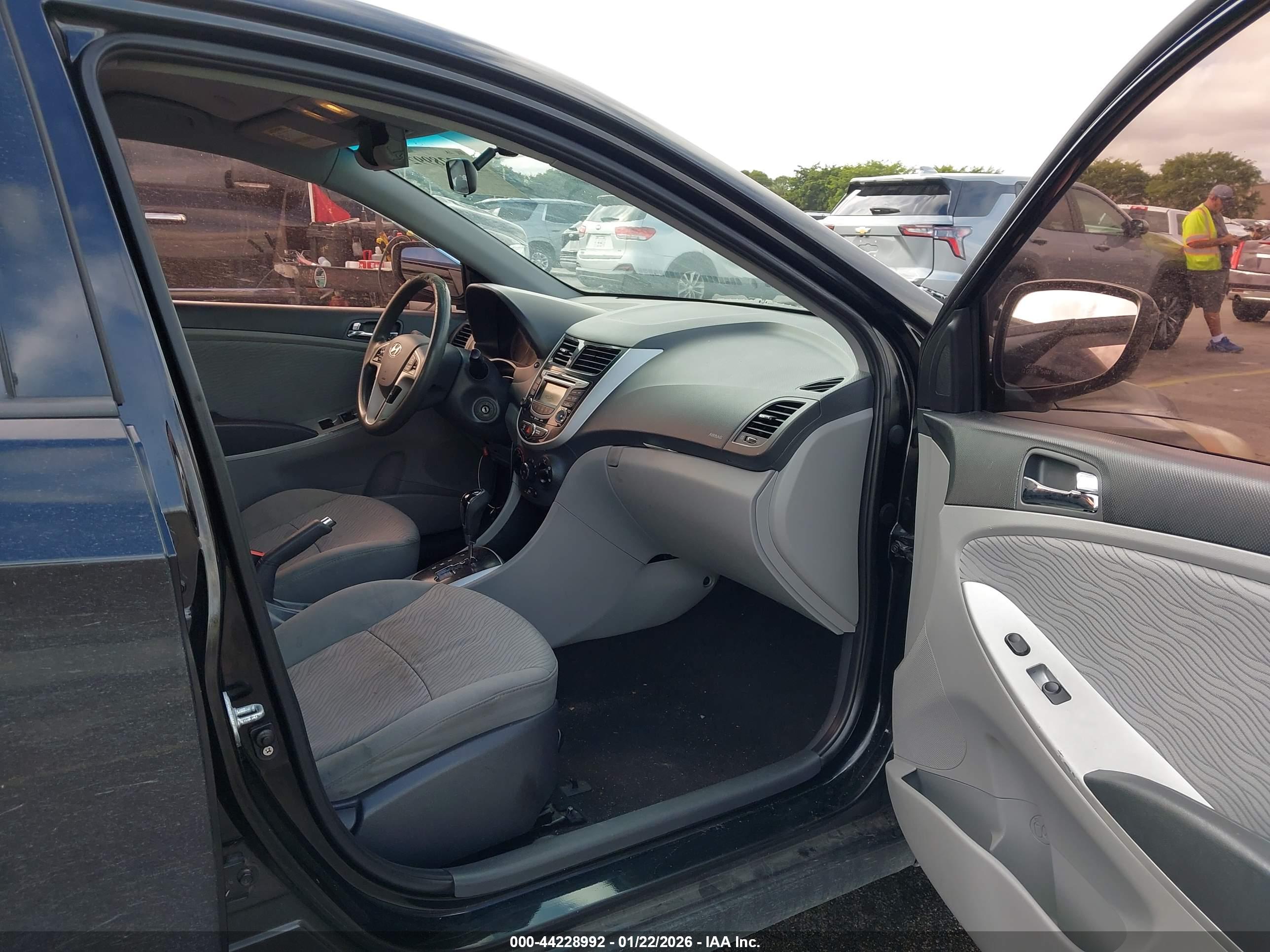 HYUNDAI ACCENT image 5
