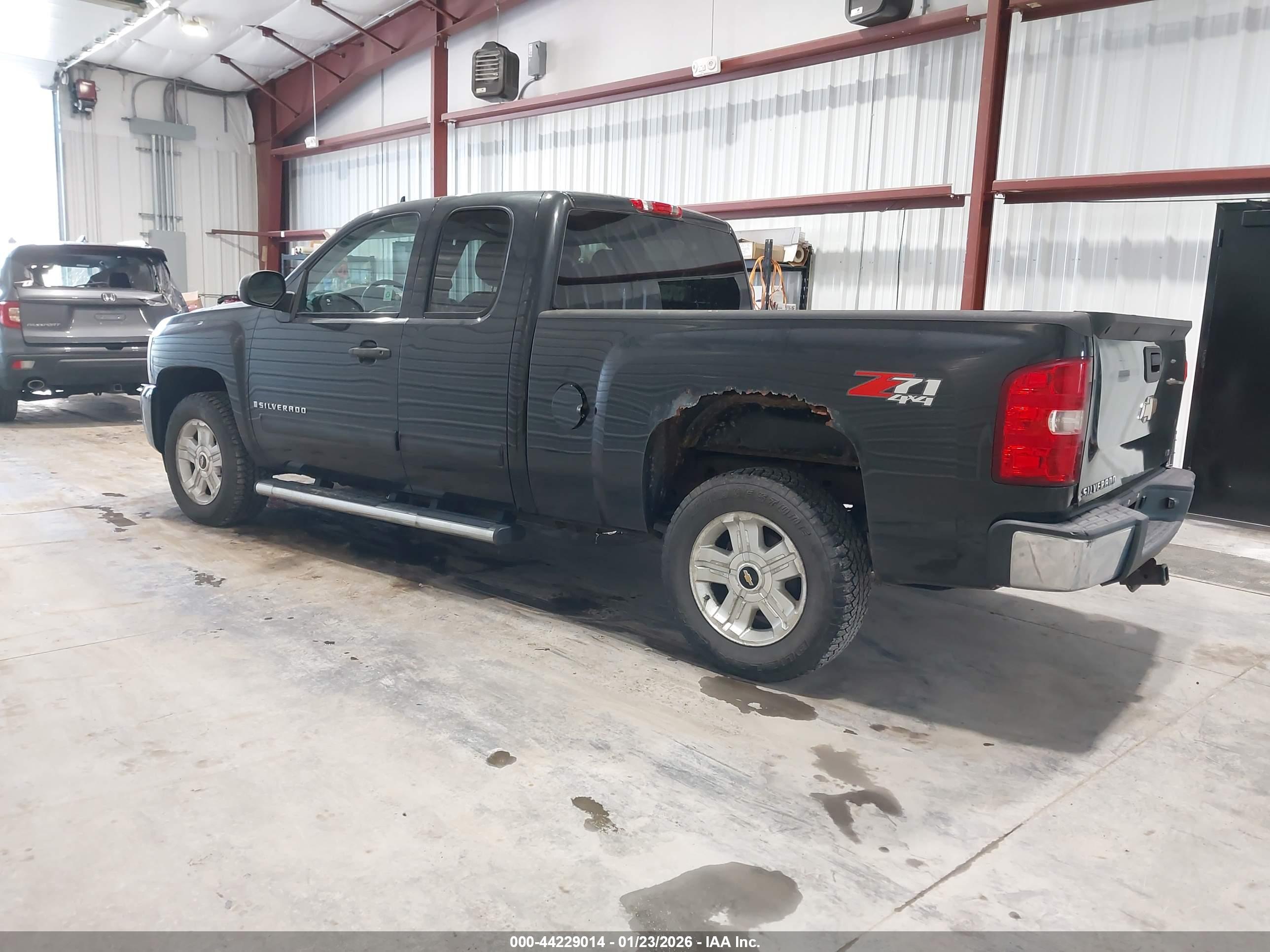 CHEVROLET SILVERADO image 3