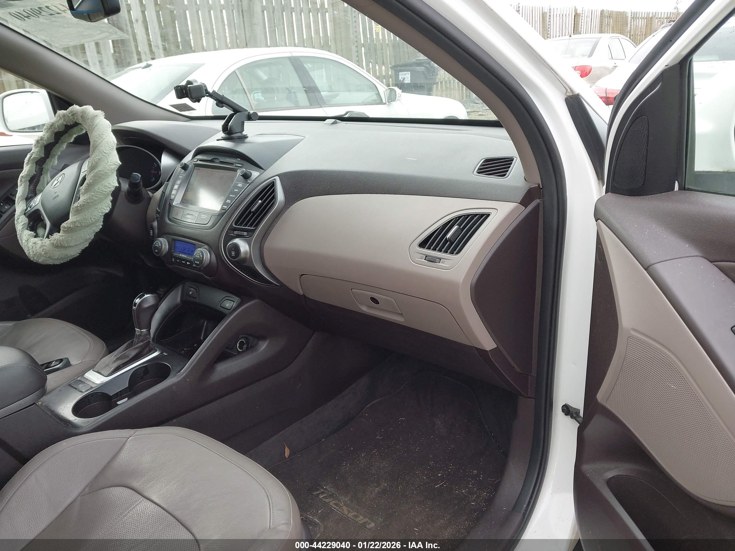 HYUNDAI TUCSON image 5