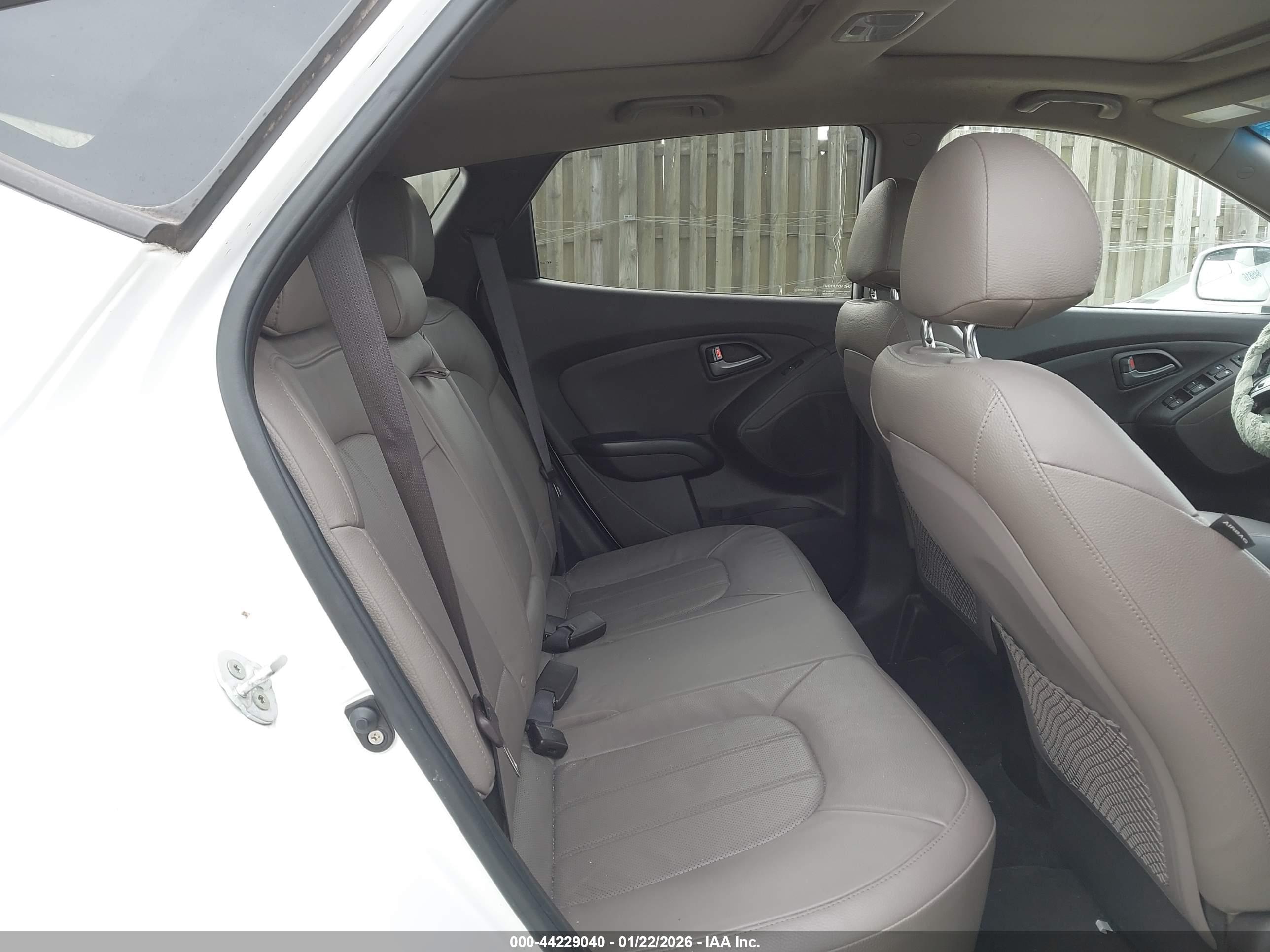 HYUNDAI TUCSON image 8