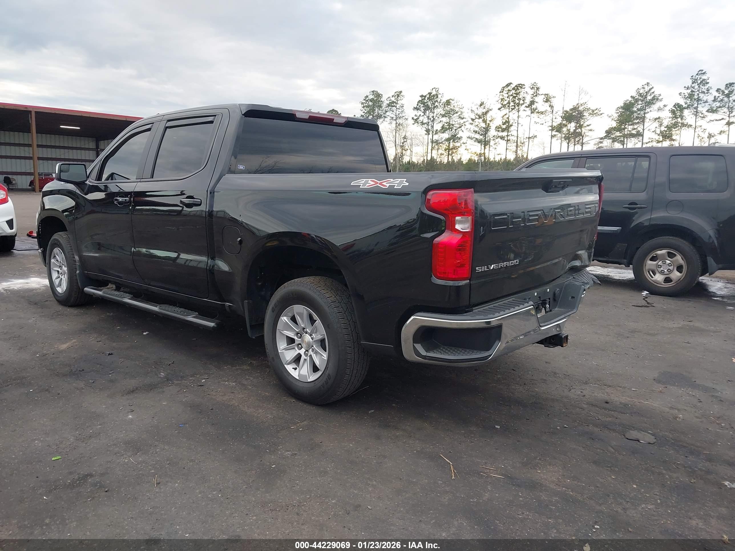 CHEVROLET SILVERADO image 3