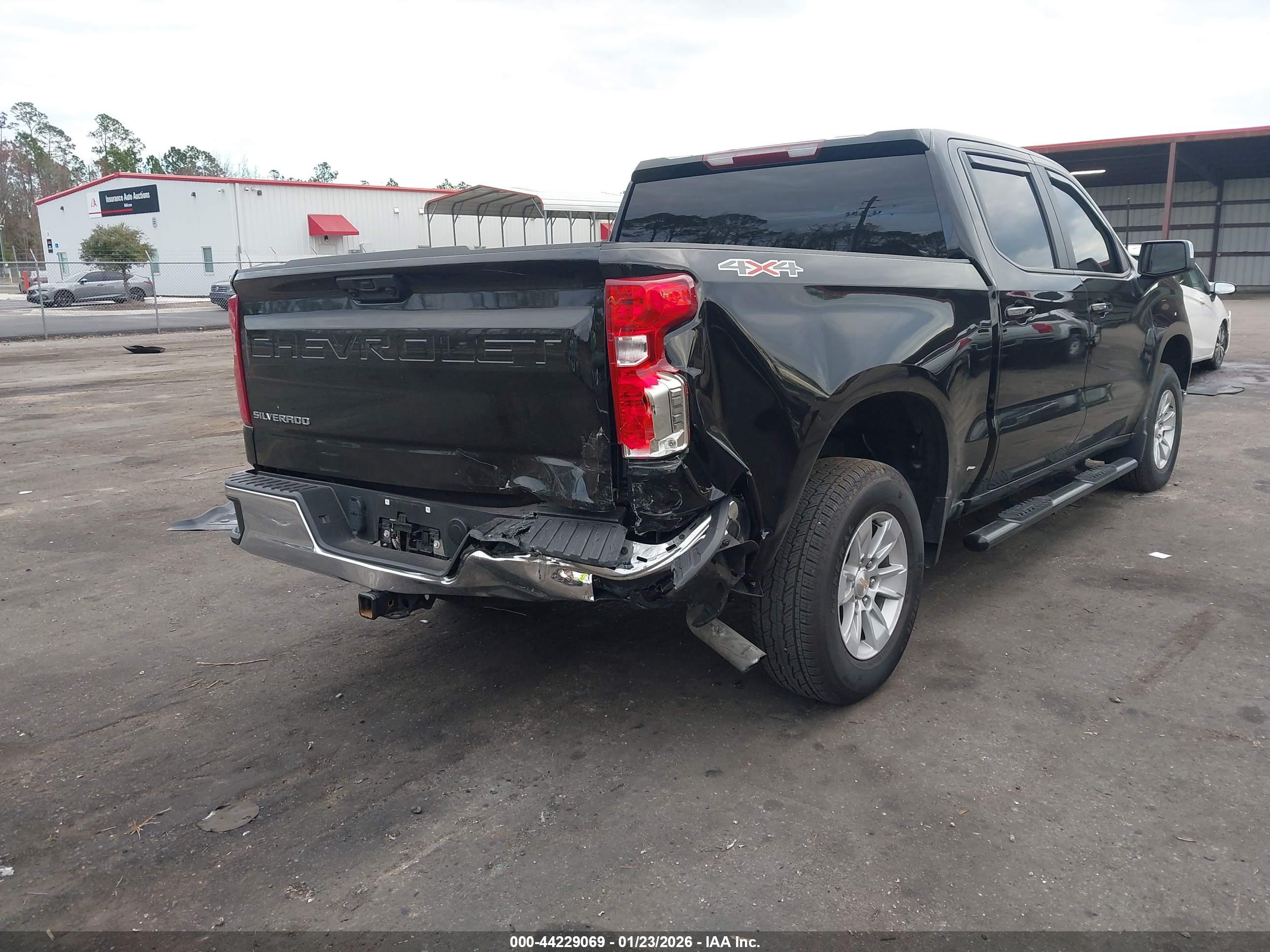 CHEVROLET SILVERADO image 4