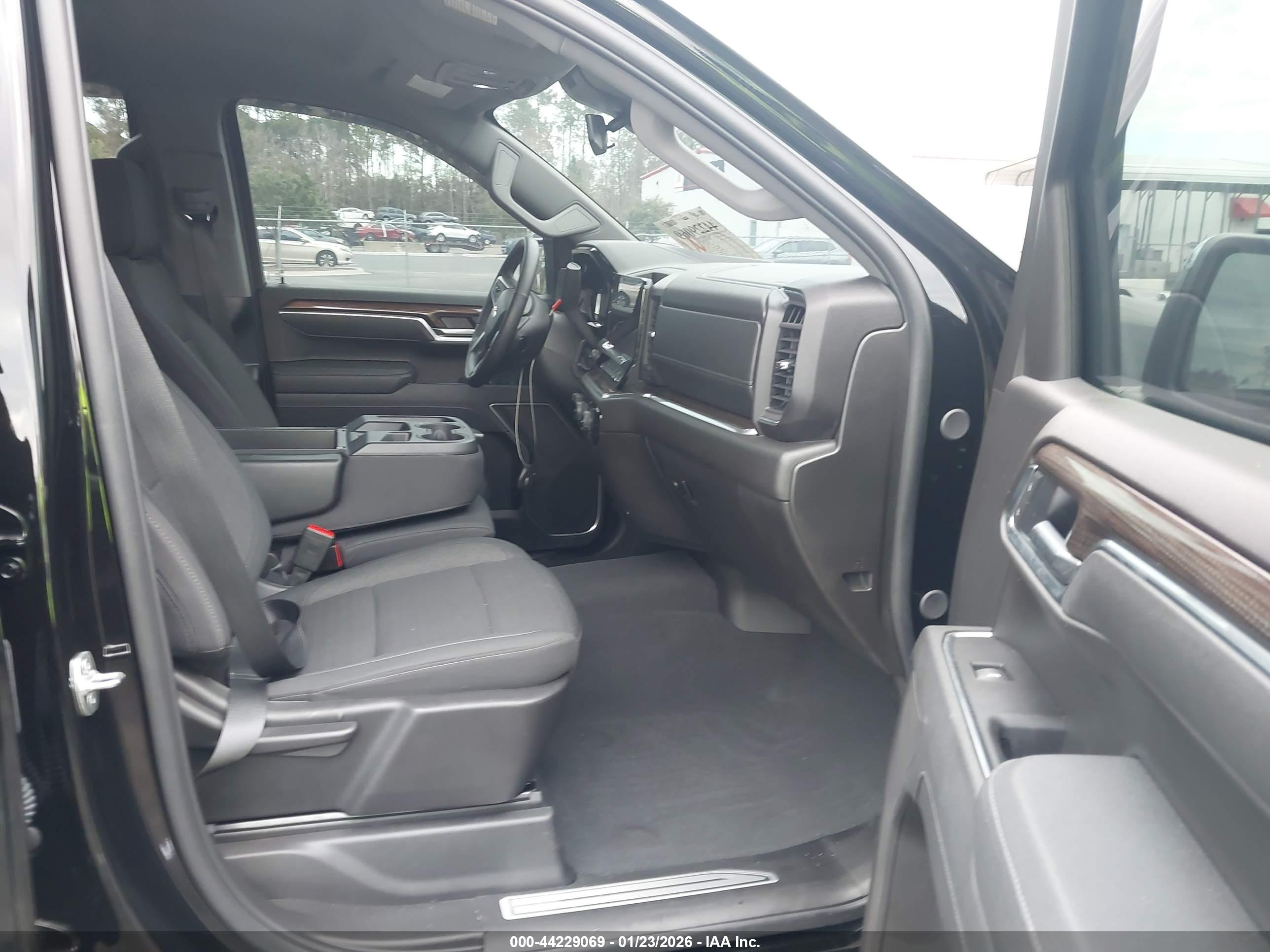 CHEVROLET SILVERADO image 5