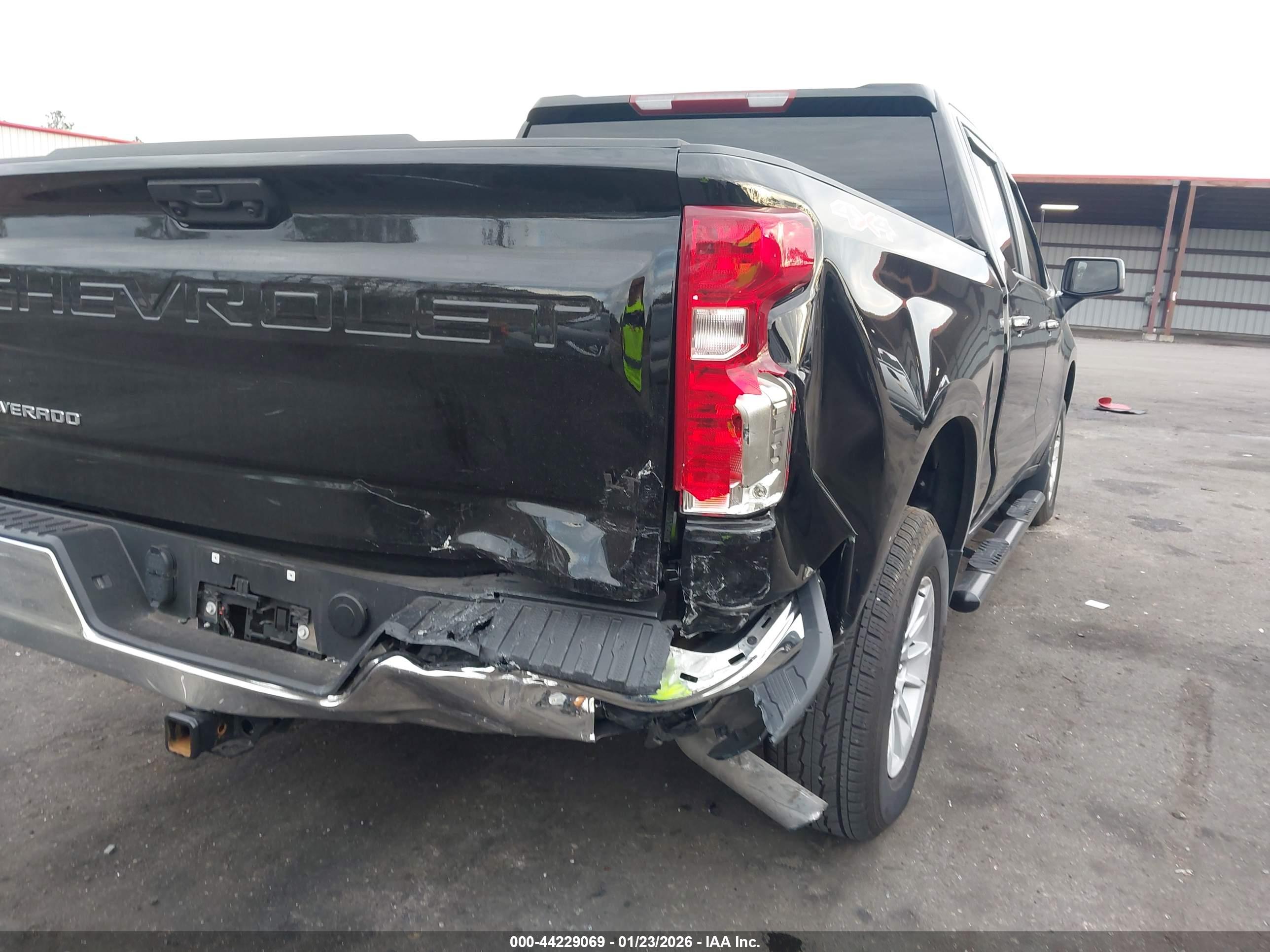 CHEVROLET SILVERADO image 6