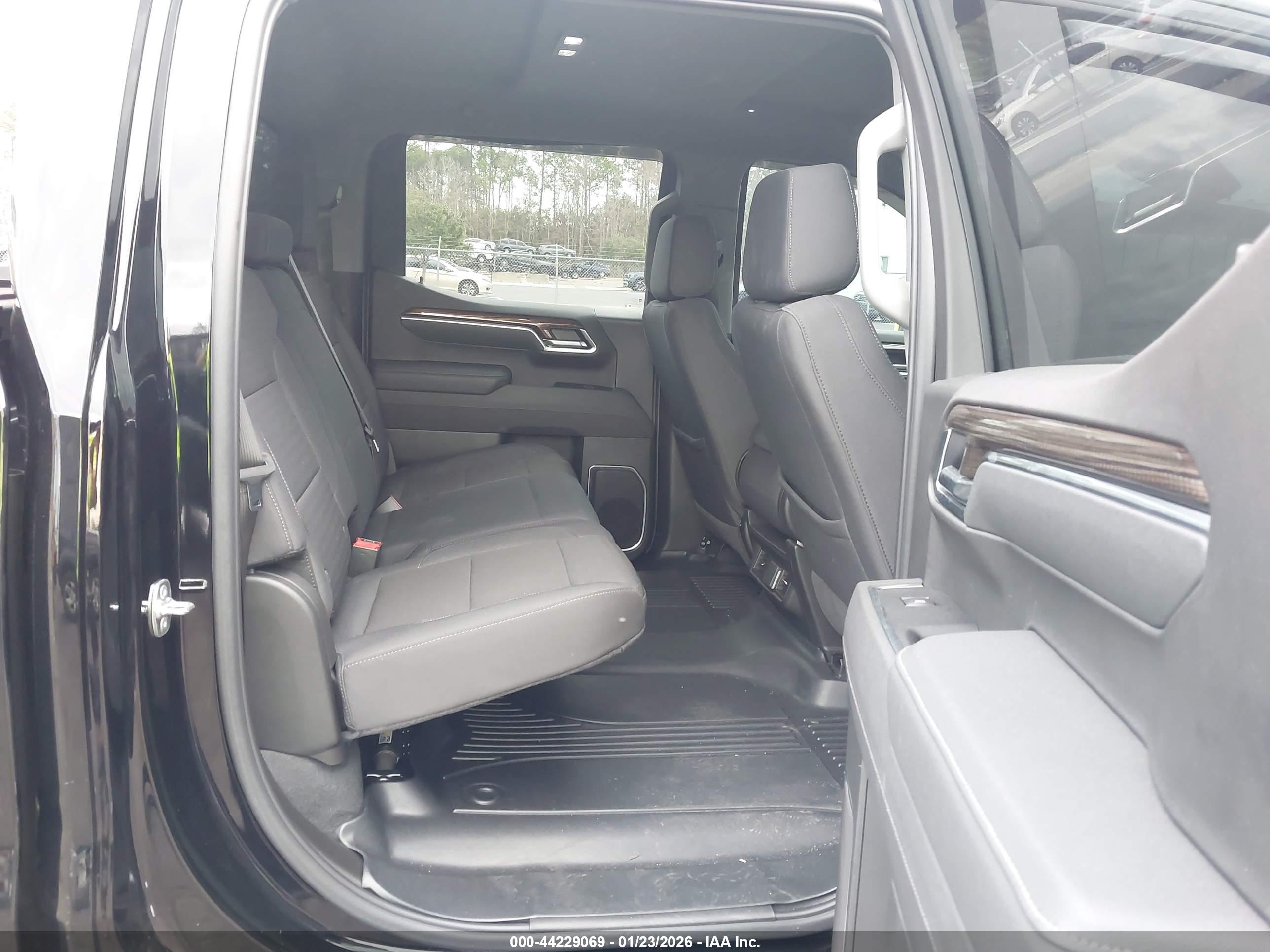 CHEVROLET SILVERADO image 8
