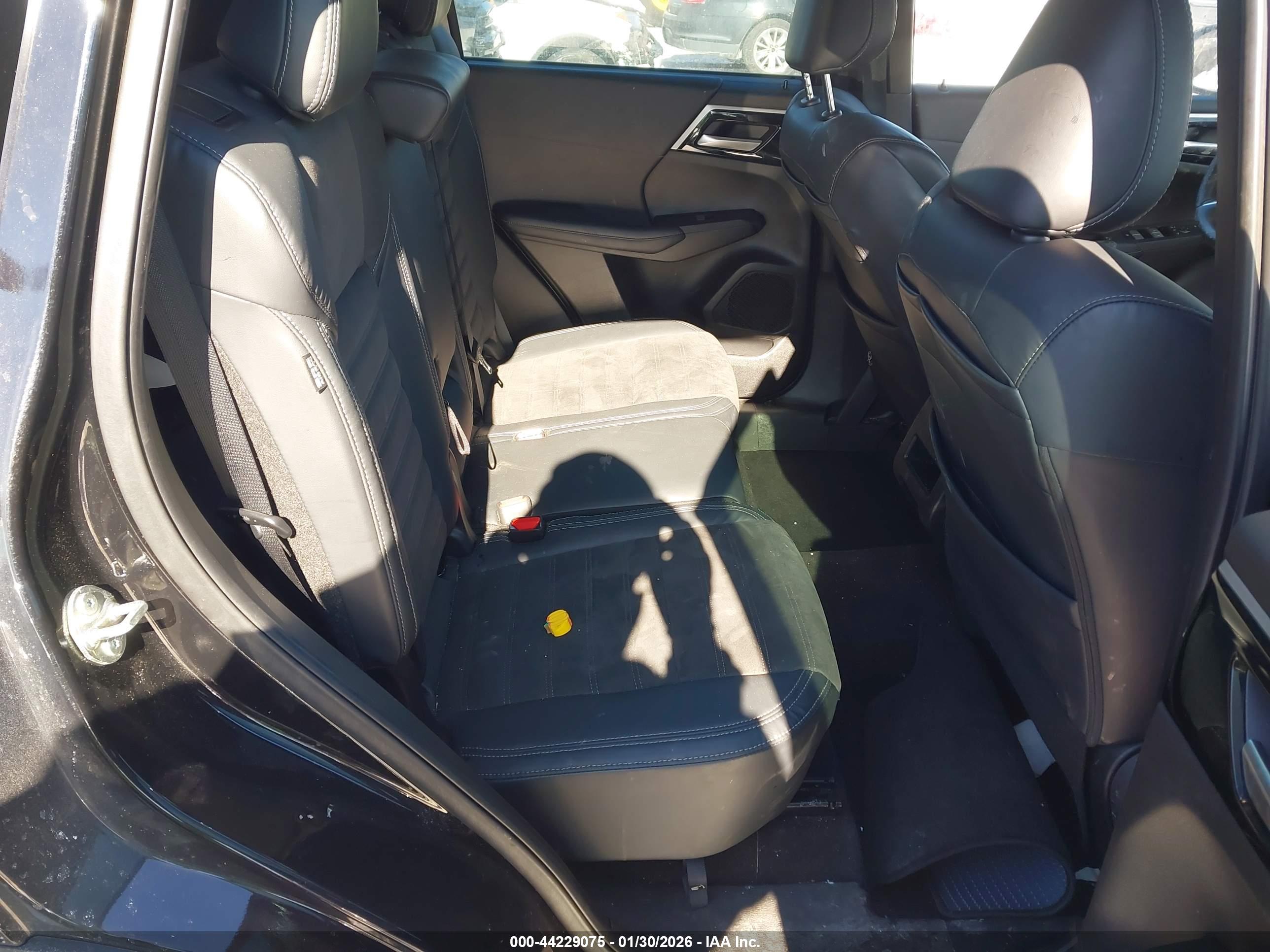 MITSUBISHI OUTLANDER image 8