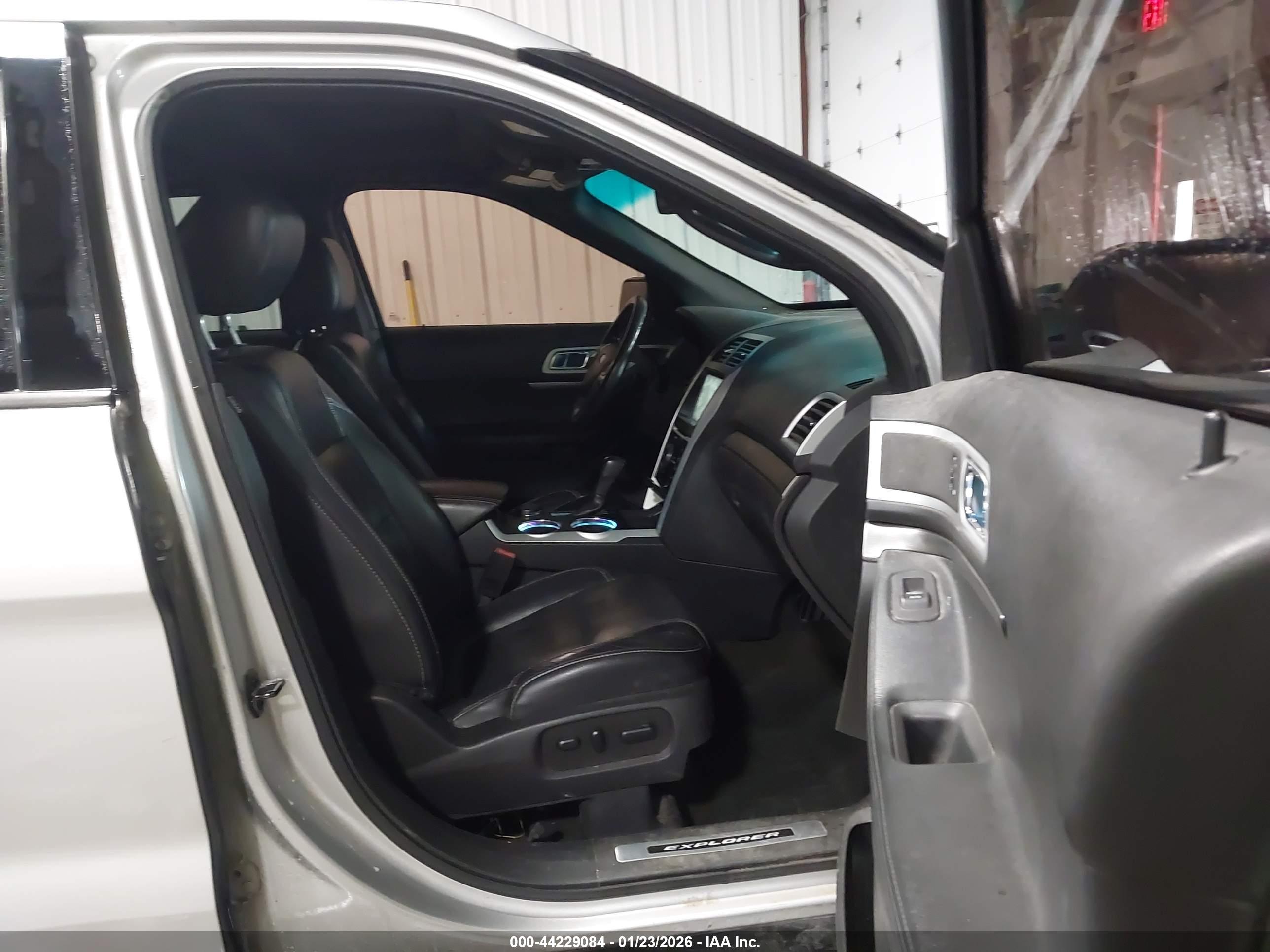 FORD EXPLORER image 5