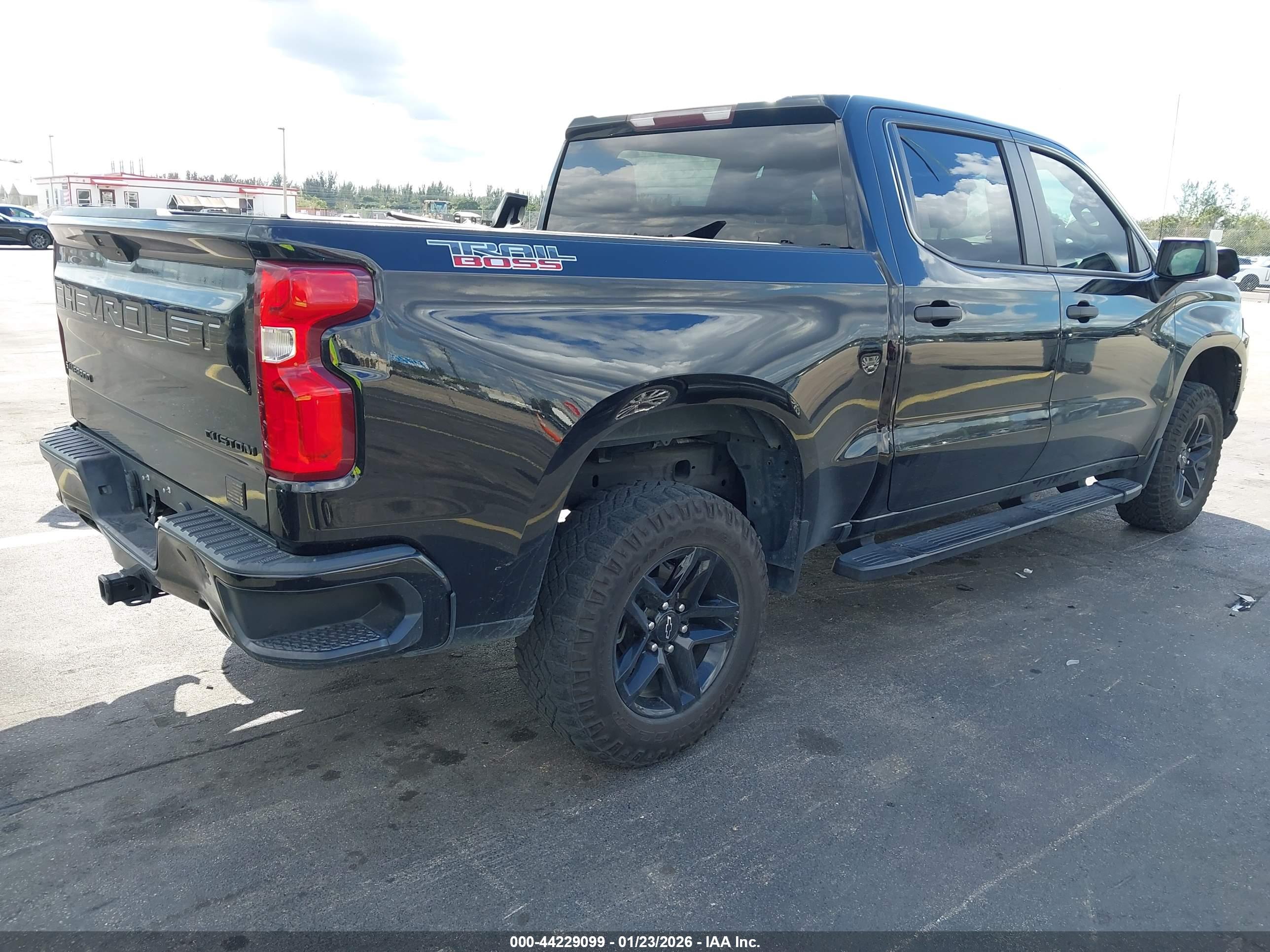CHEVROLET SILVERADO image 4