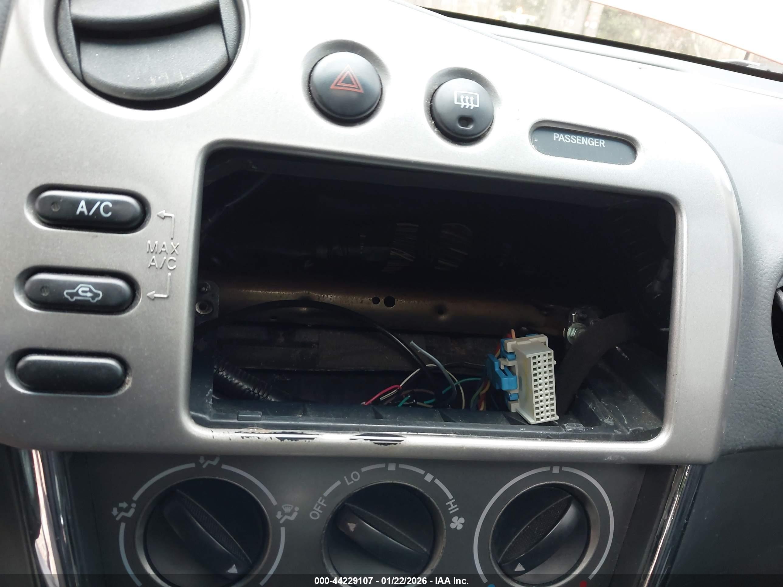 PONTIAC VIBE image 6