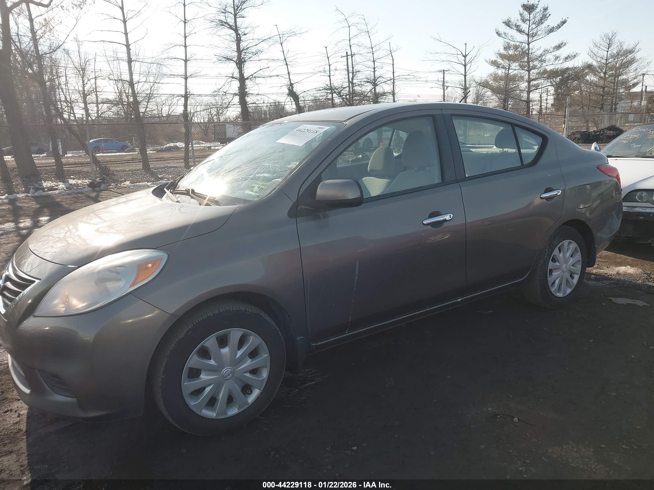 NISSAN VERSA image 2