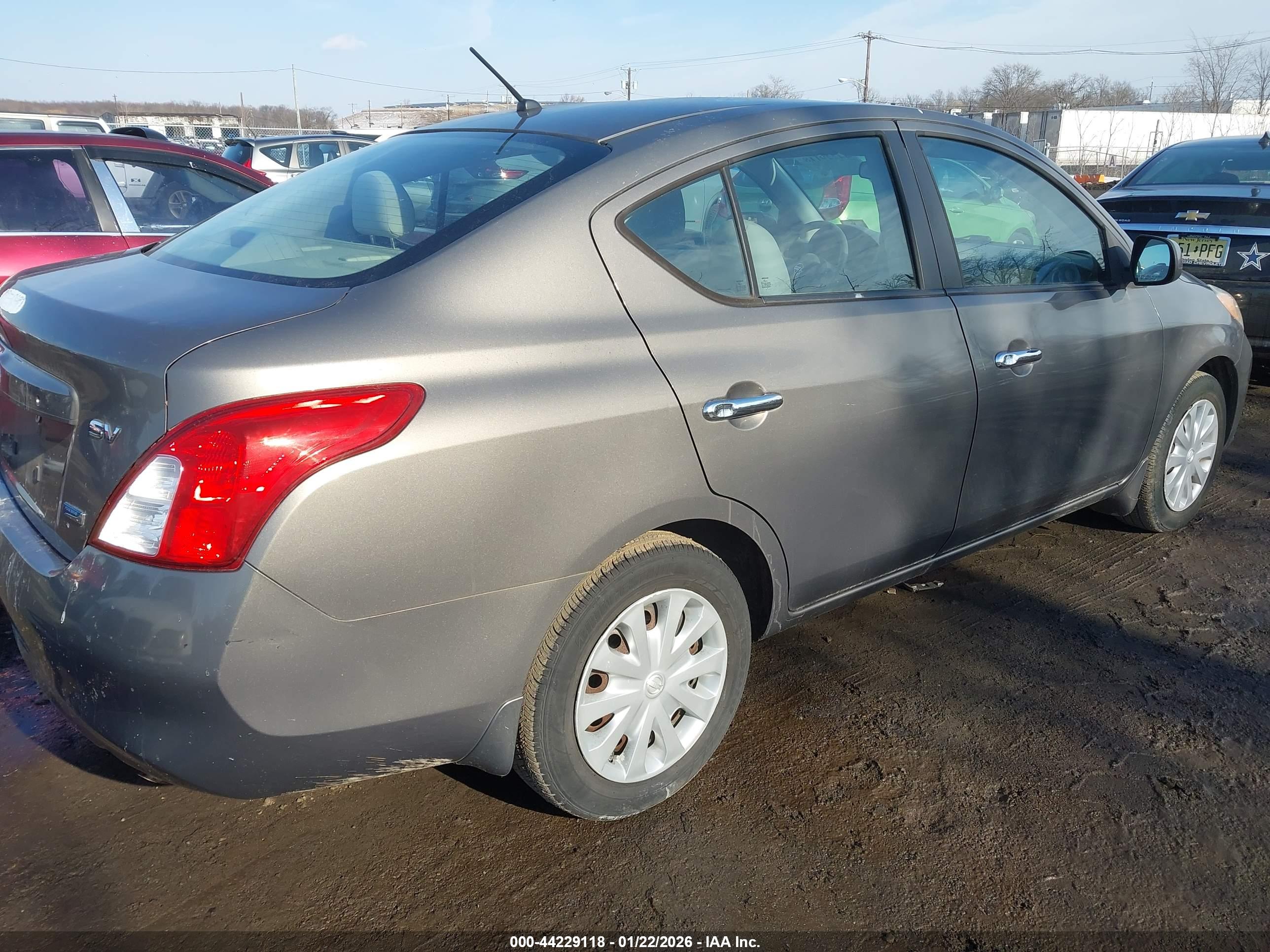 NISSAN VERSA image 4