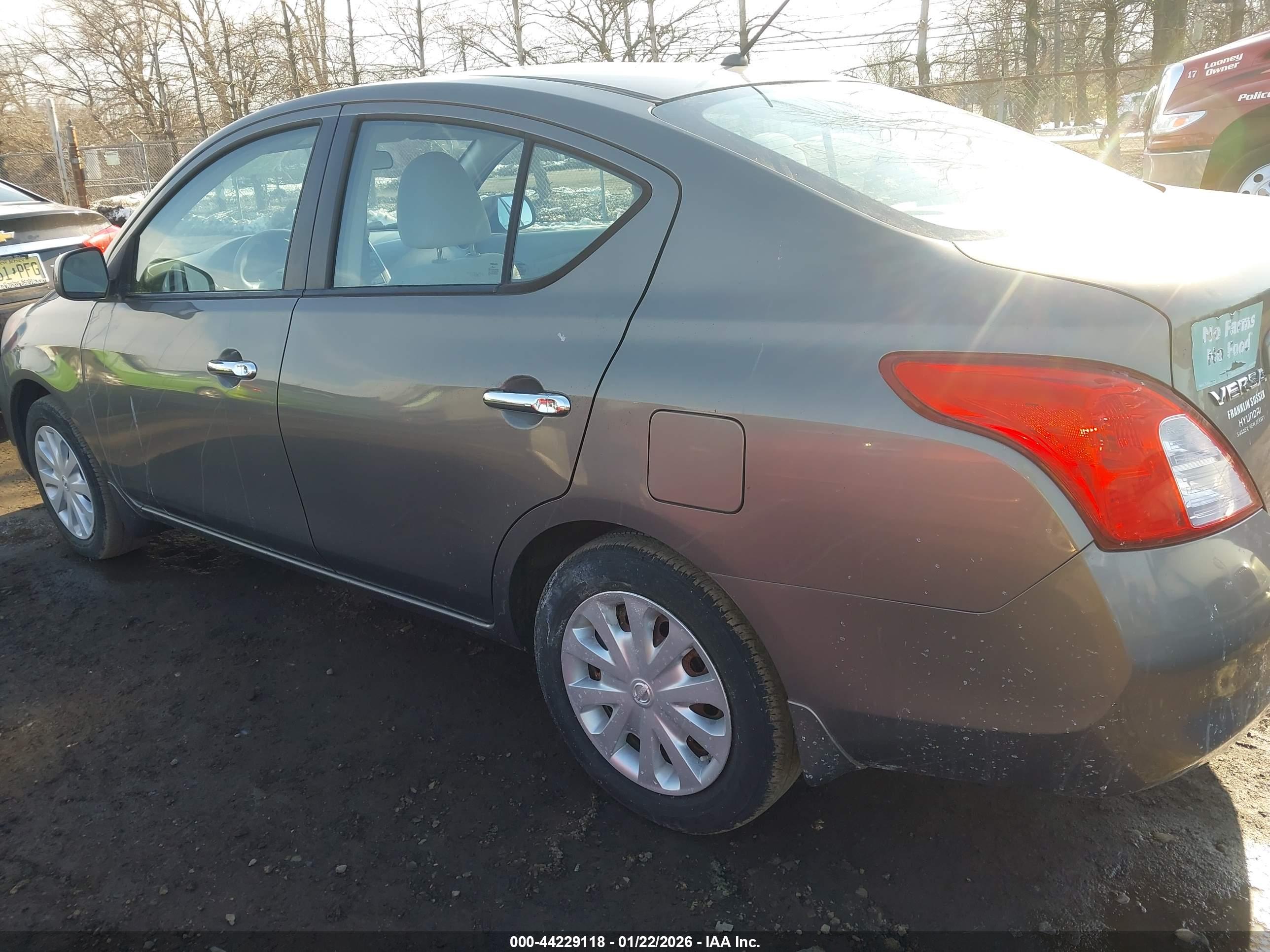 NISSAN VERSA image 6