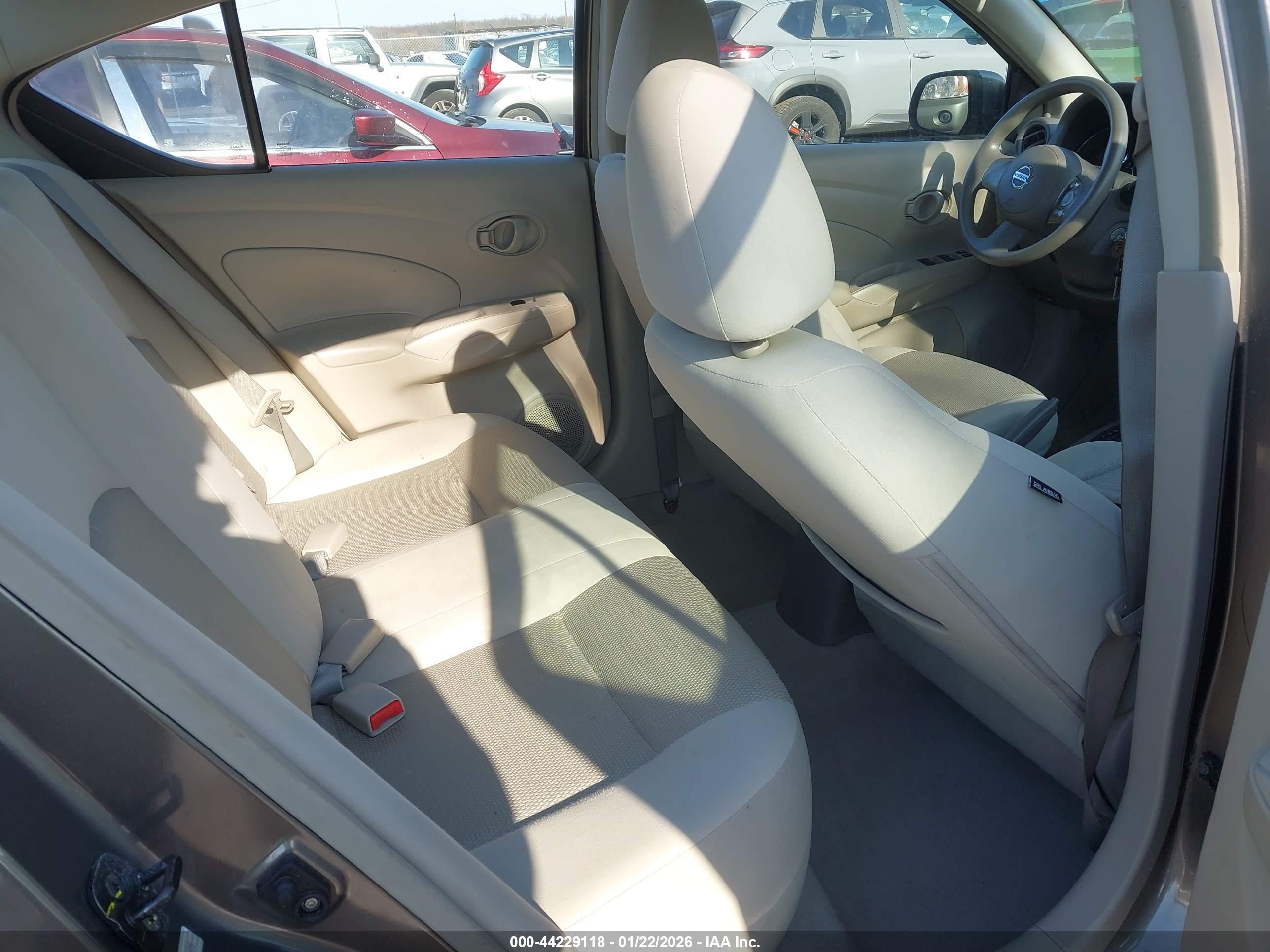 NISSAN VERSA image 8