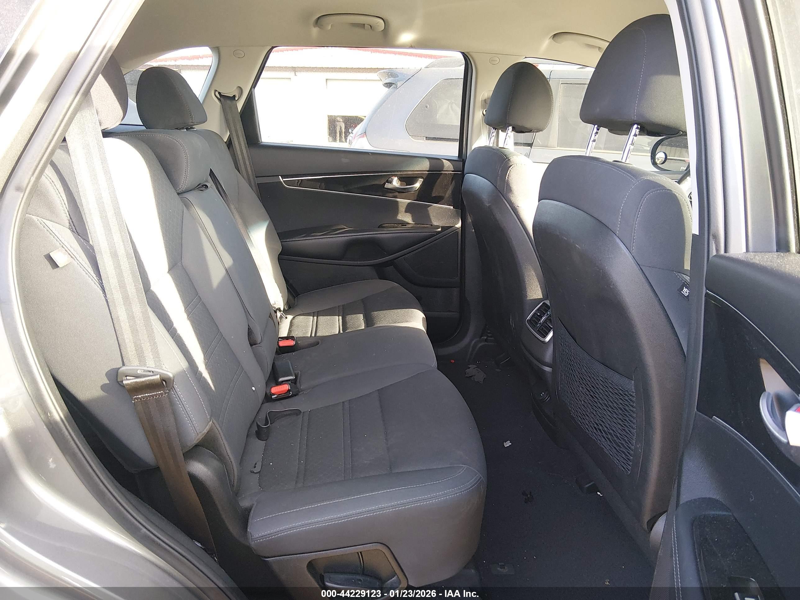 KIA SORENTO image 8
