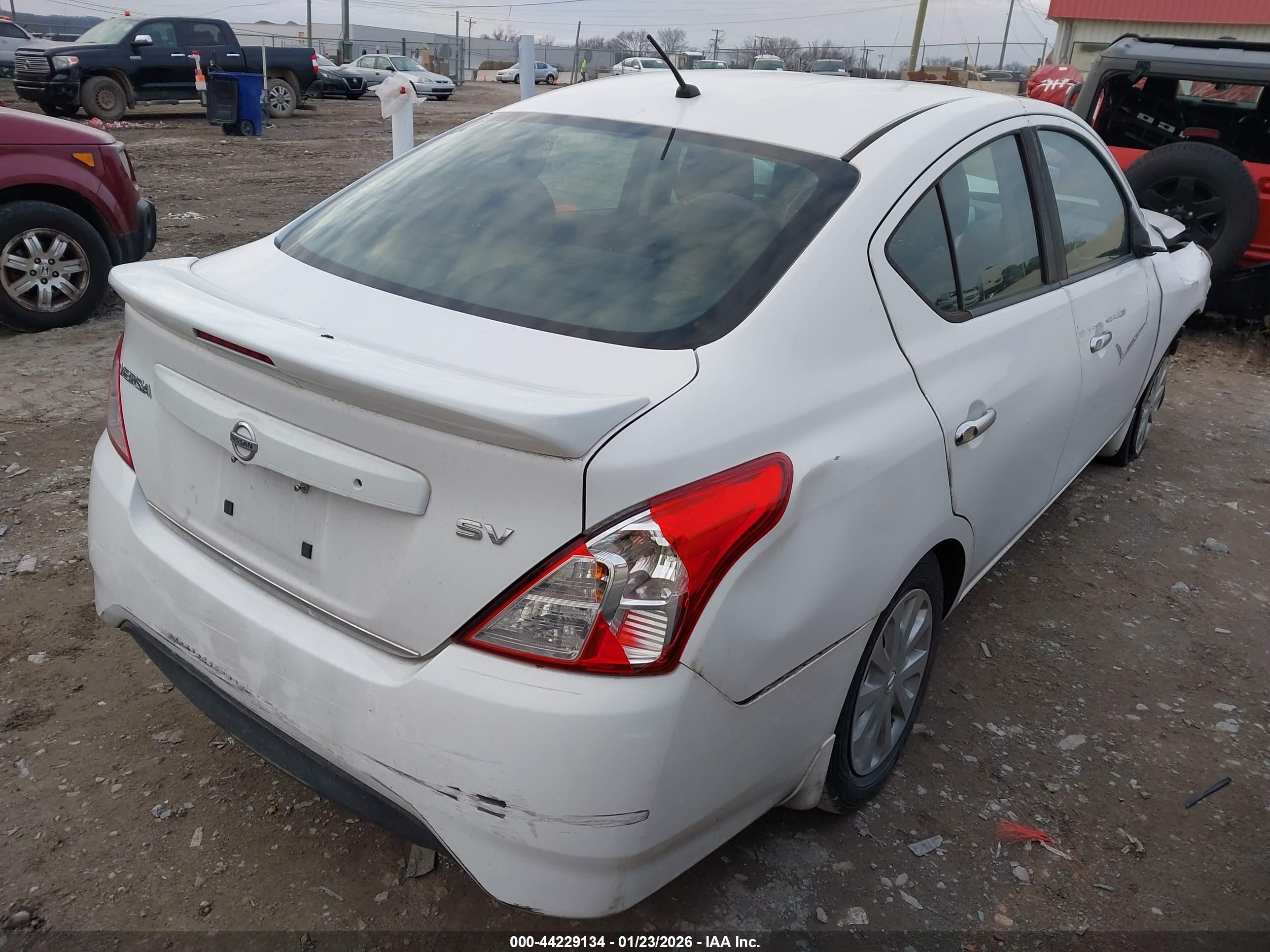 NISSAN VERSA image 4