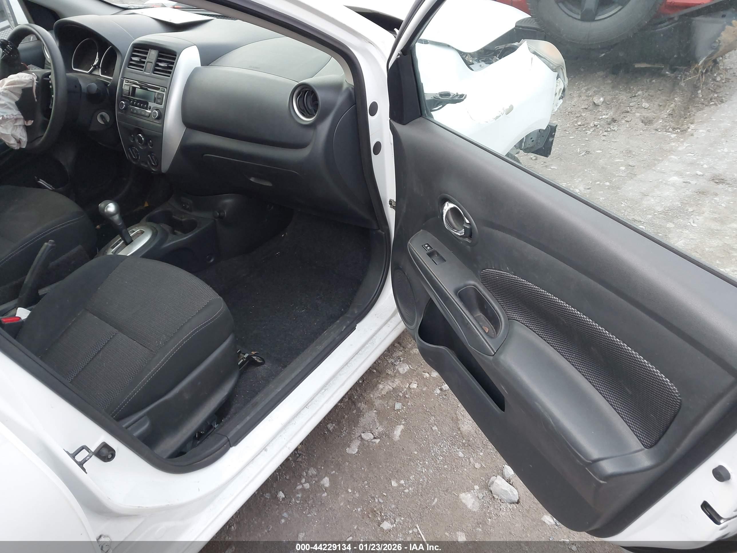 NISSAN VERSA image 5