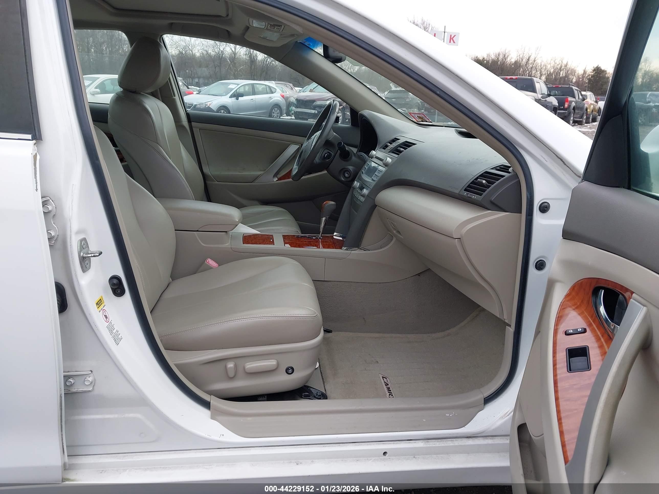 TOYOTA CAMRY image 5