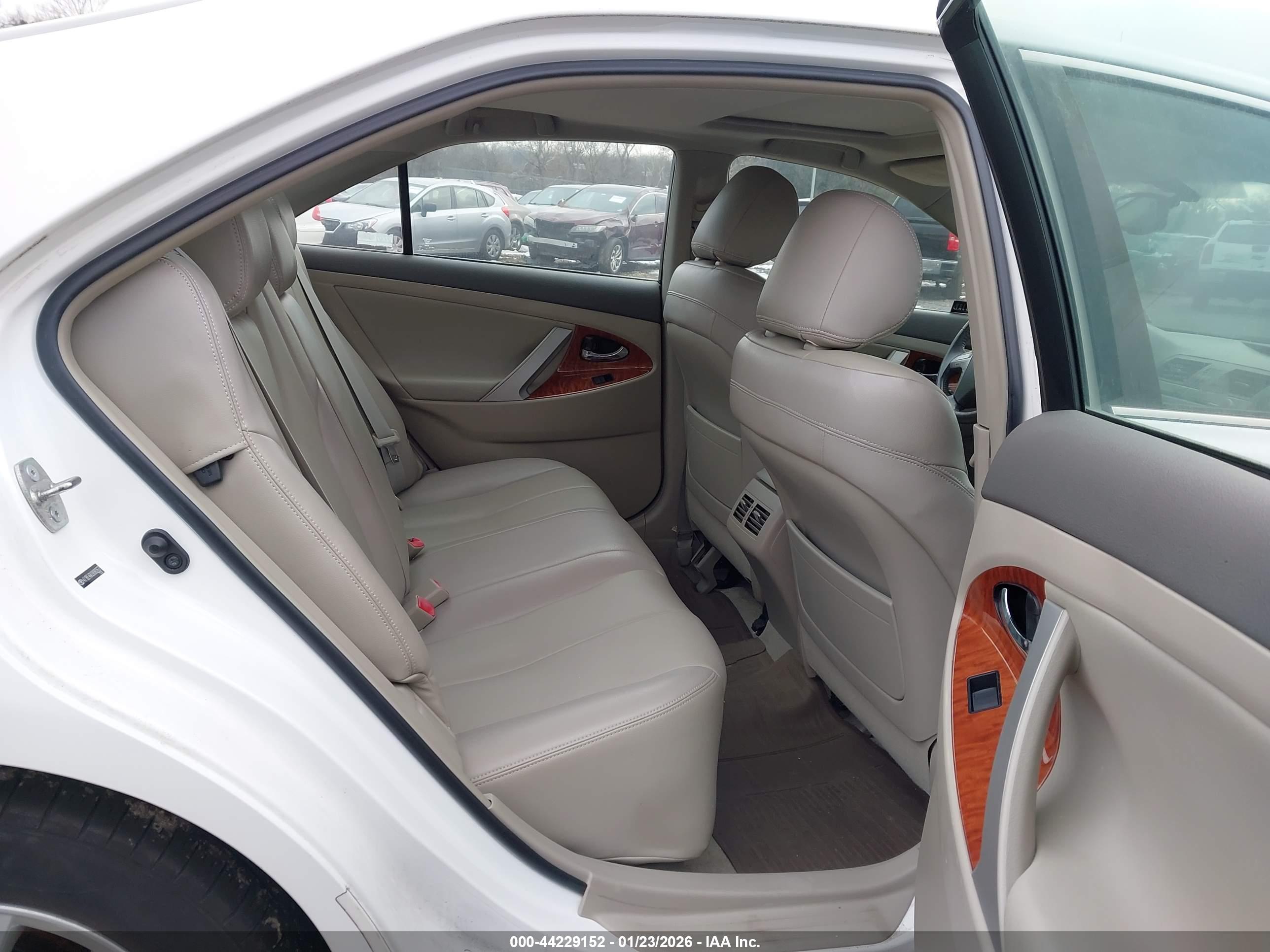 TOYOTA CAMRY image 8