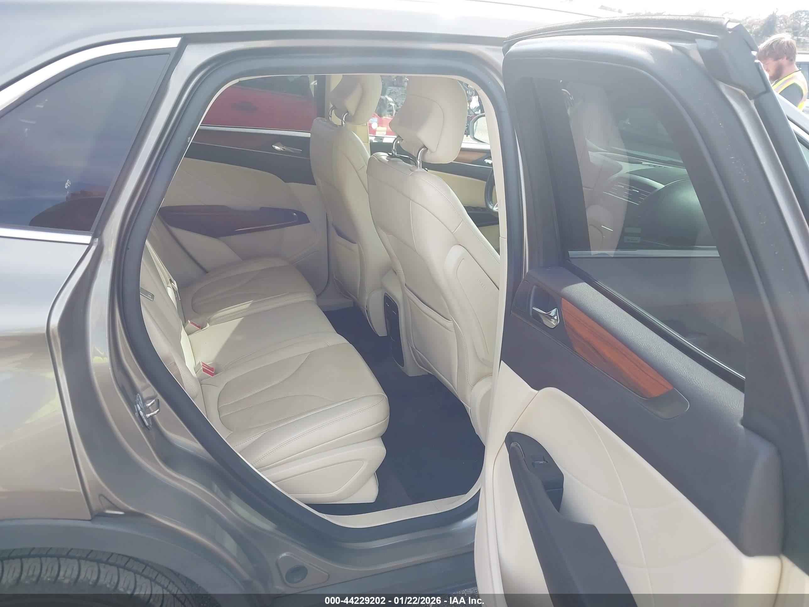 LINCOLN MKC image 8