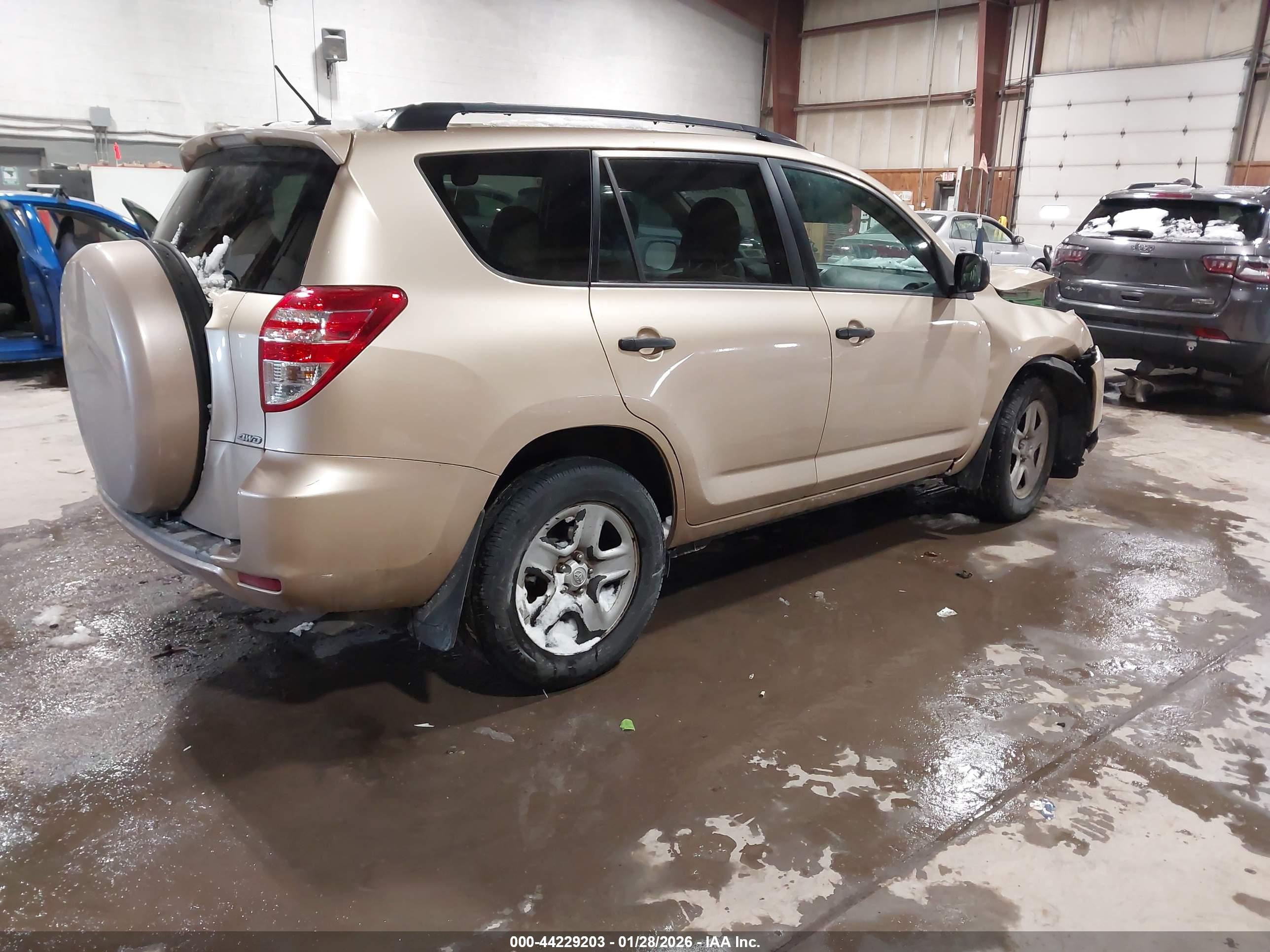 TOYOTA RAV4 image 4