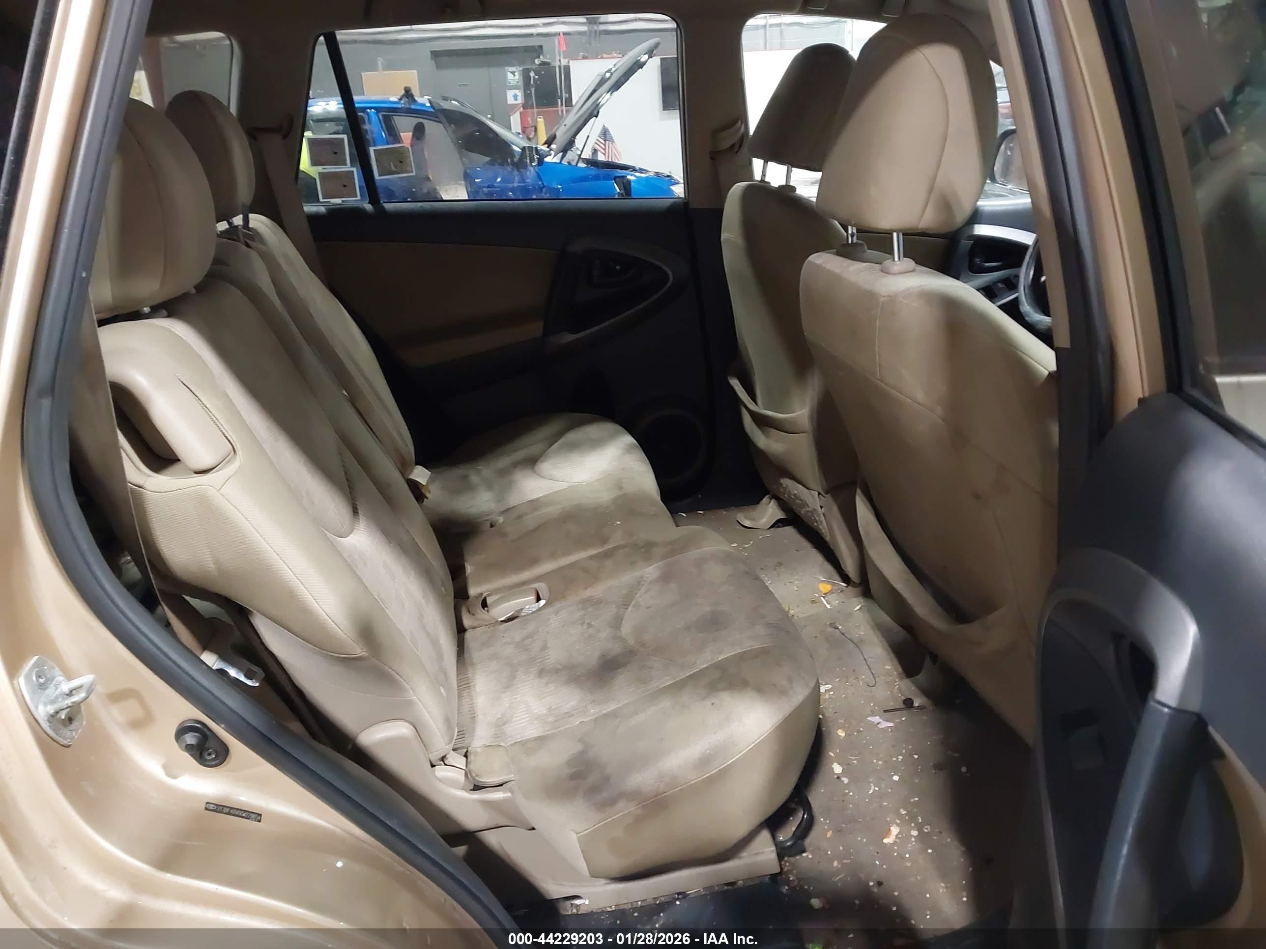 TOYOTA RAV4 image 8