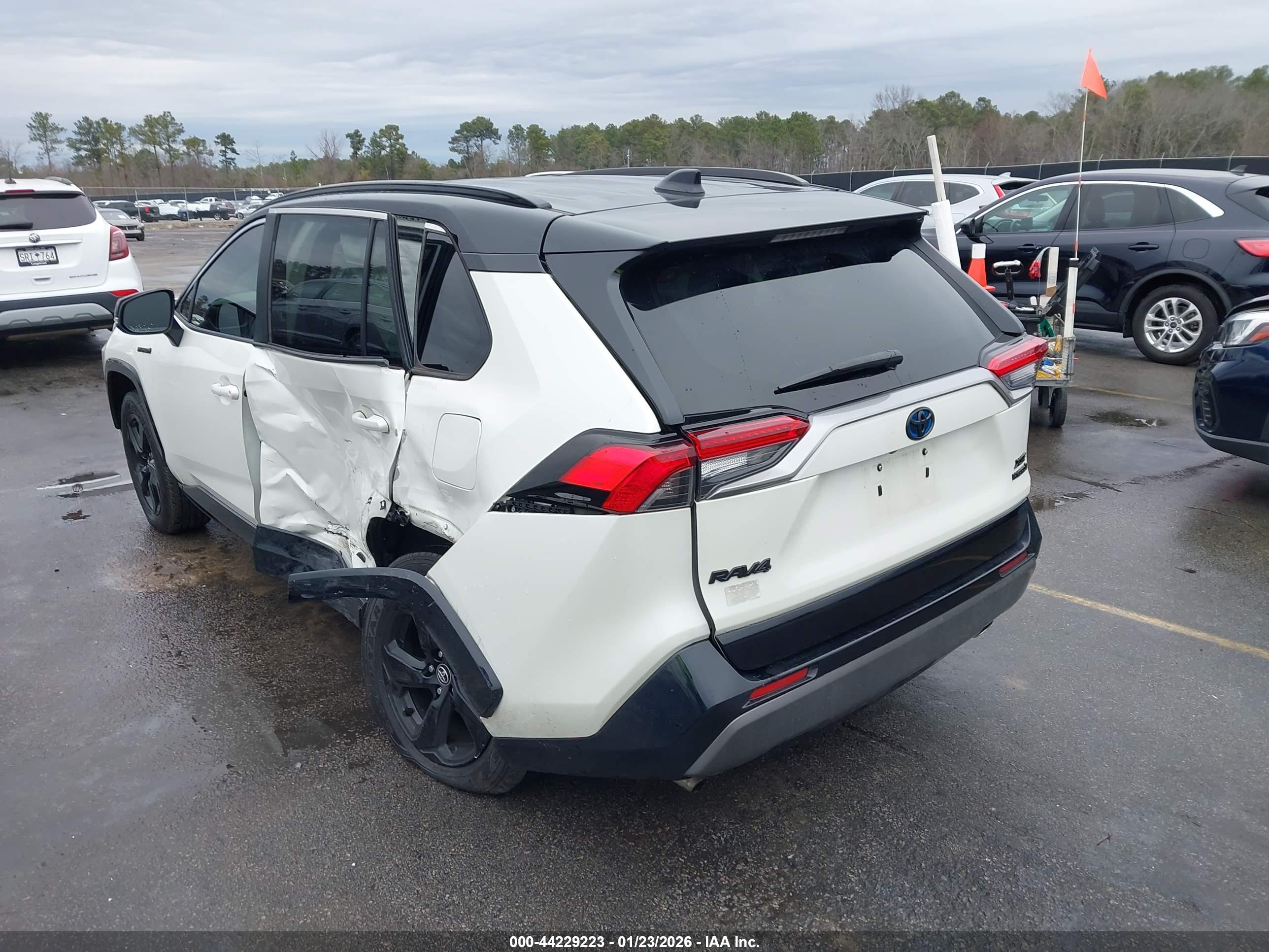 TOYOTA RAV4 image 3