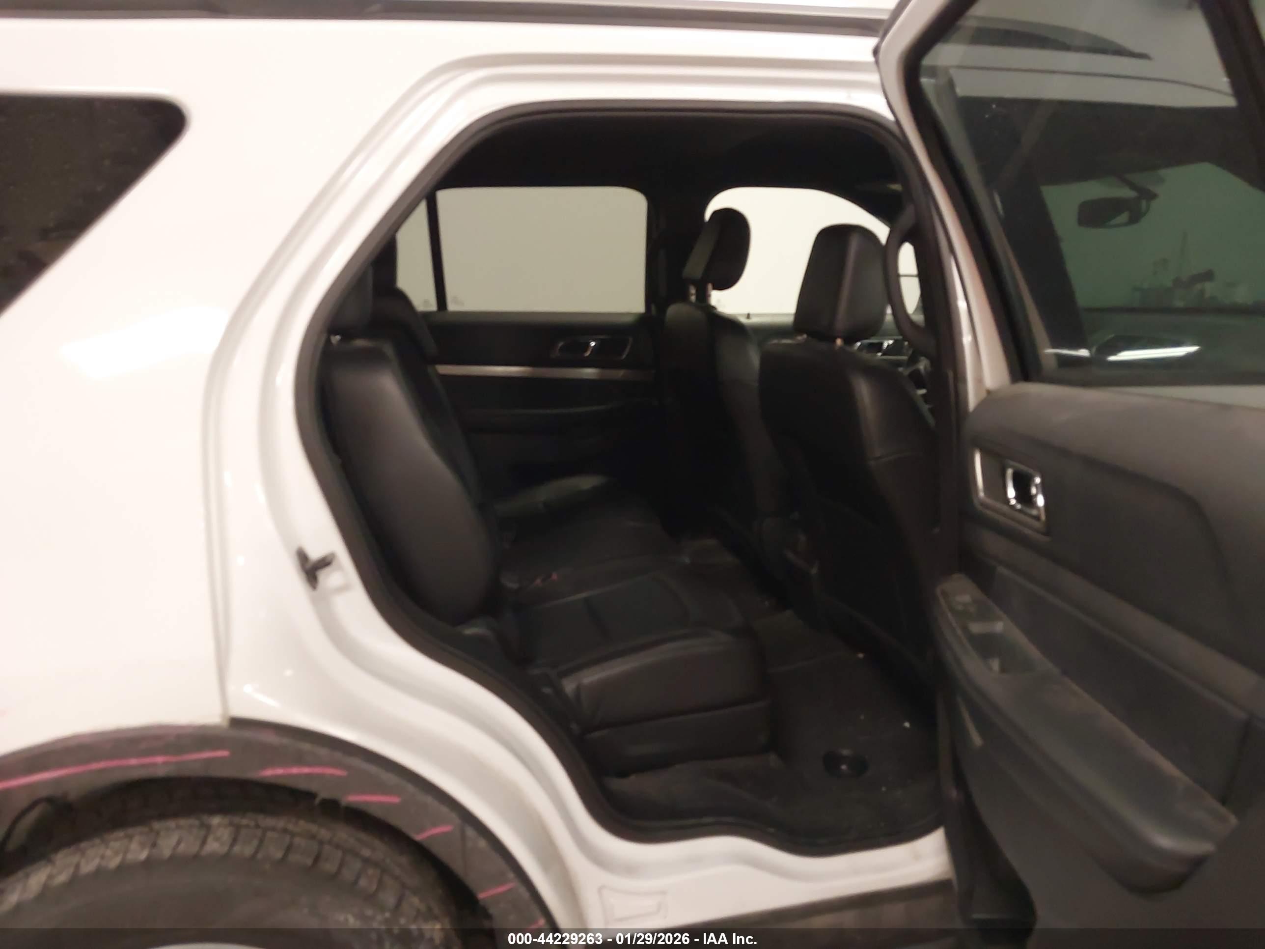 FORD EXPLORER image 8