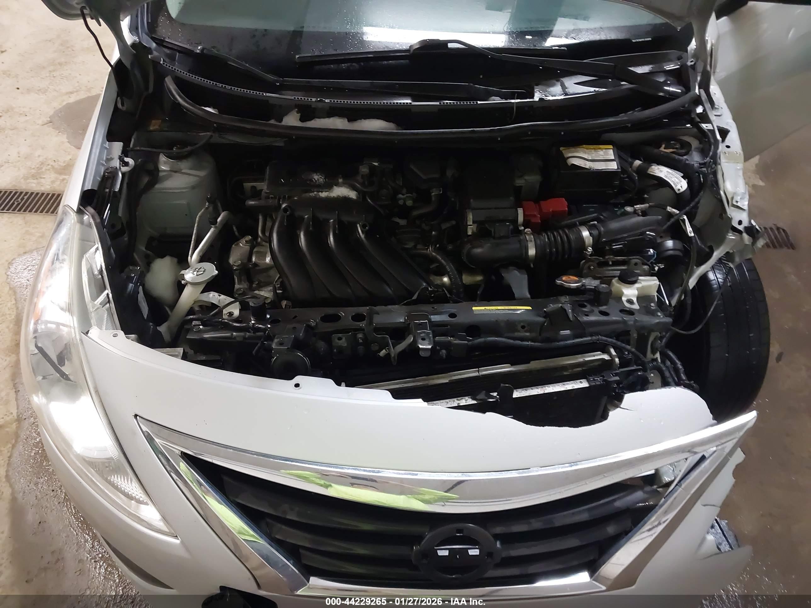 NISSAN VERSA image 10