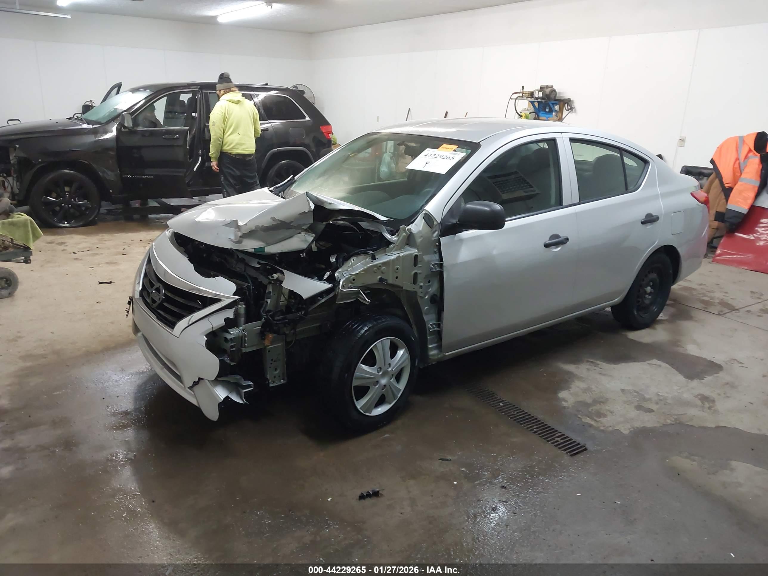 NISSAN VERSA image 2