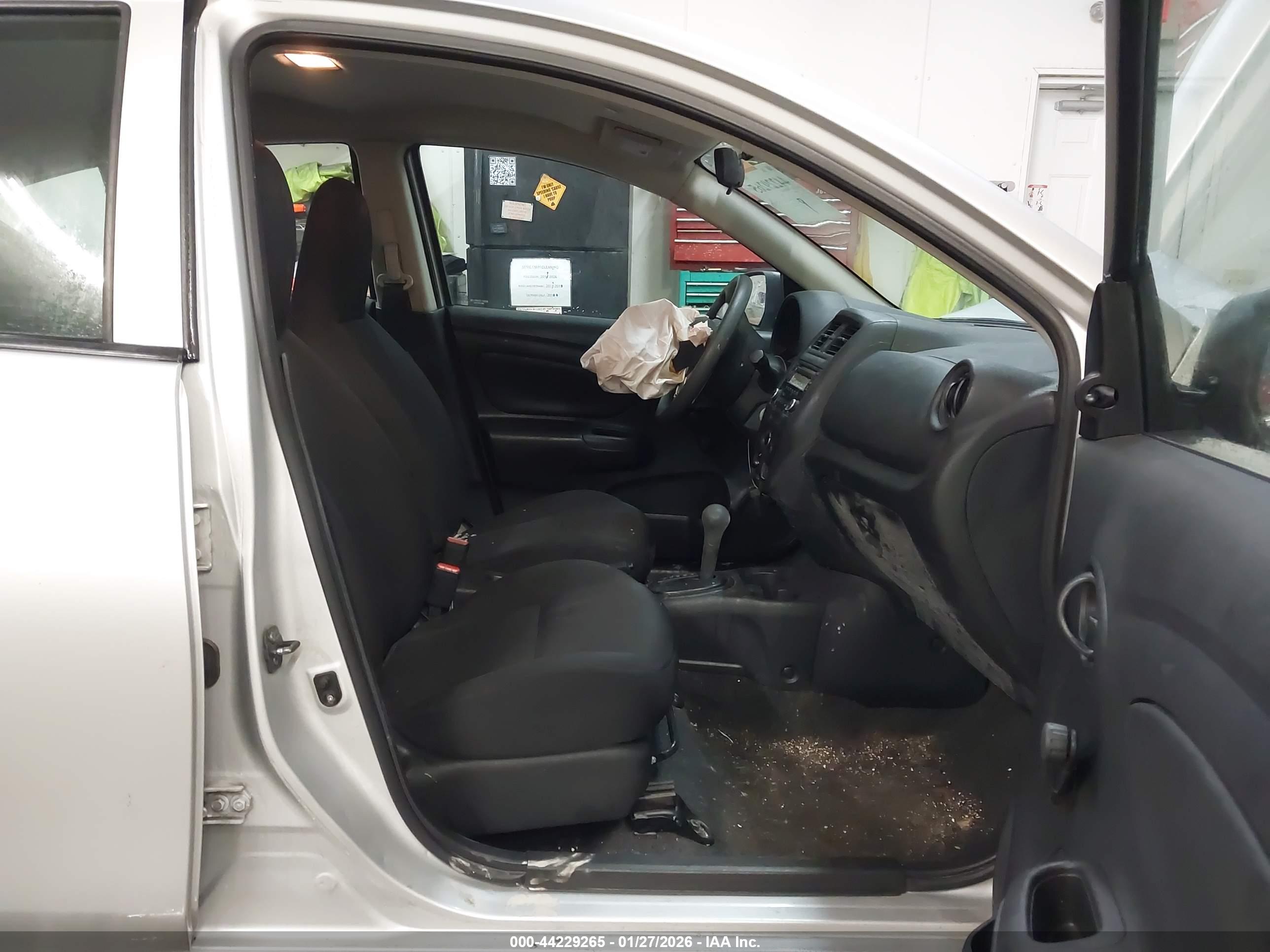 NISSAN VERSA image 5