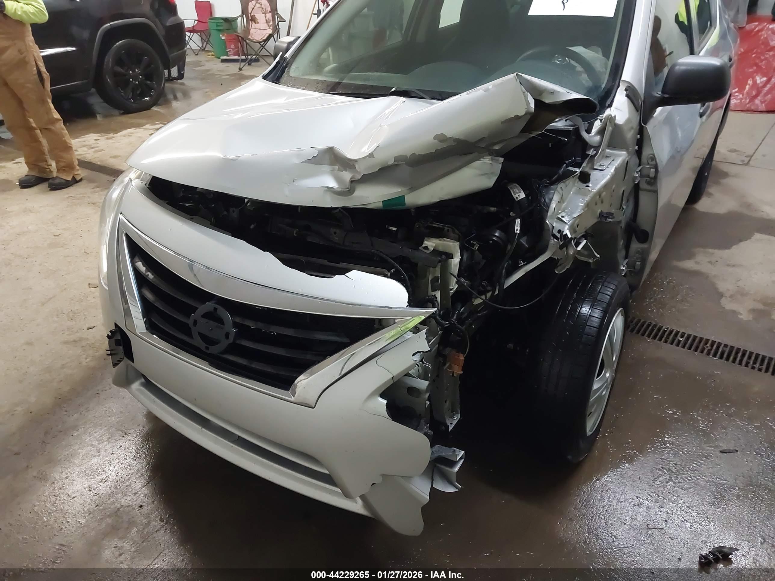 NISSAN VERSA image 6