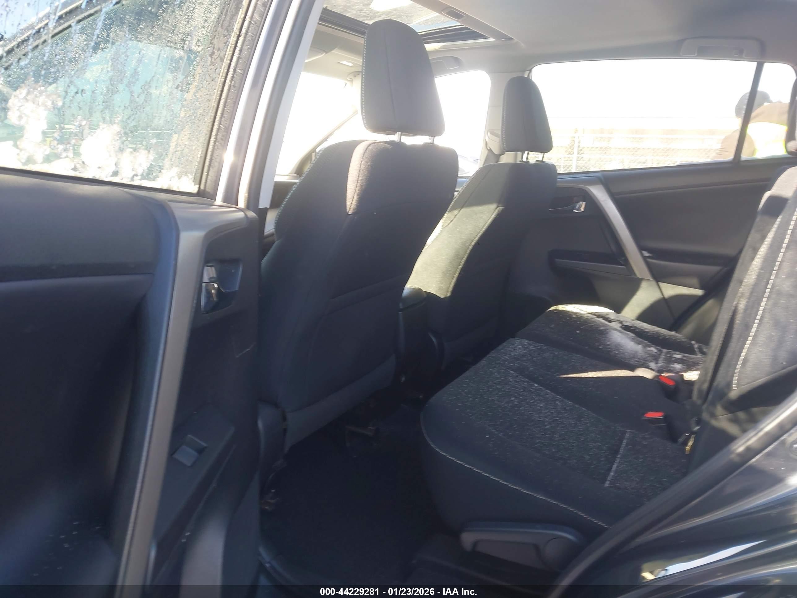TOYOTA RAV4 image 8