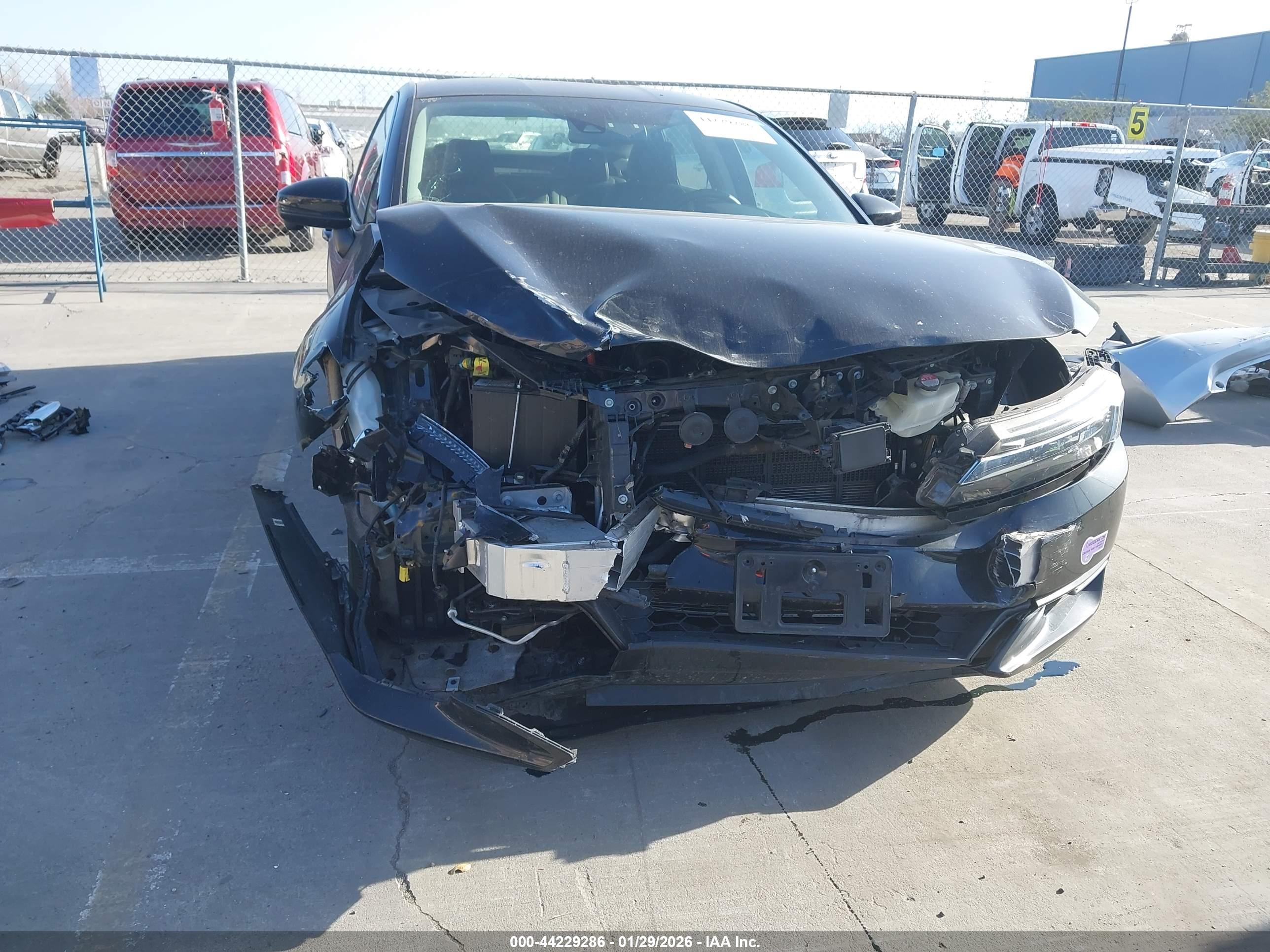 HONDA CLARITY image 6