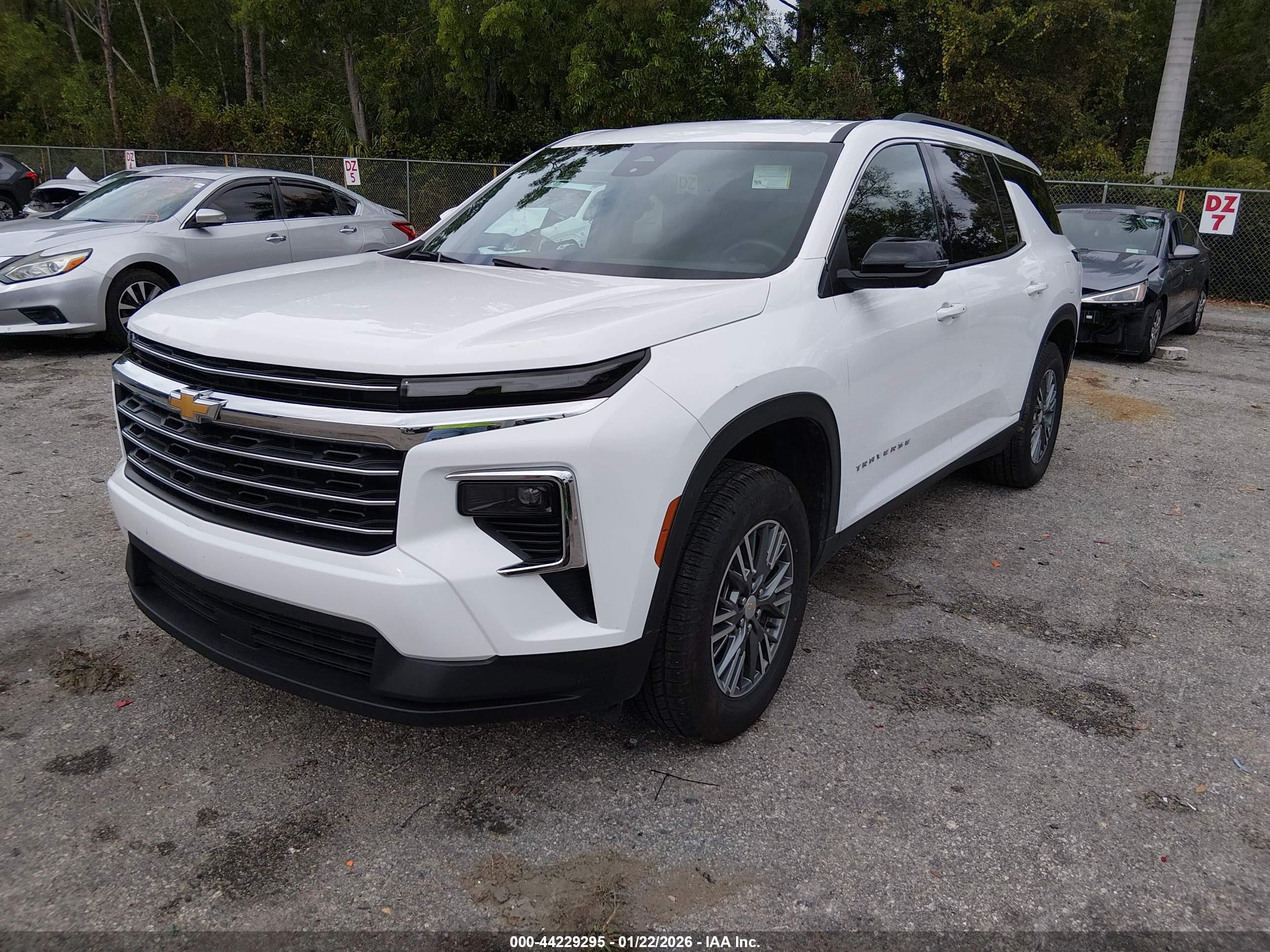 CHEVROLET TRAVERSE image 2