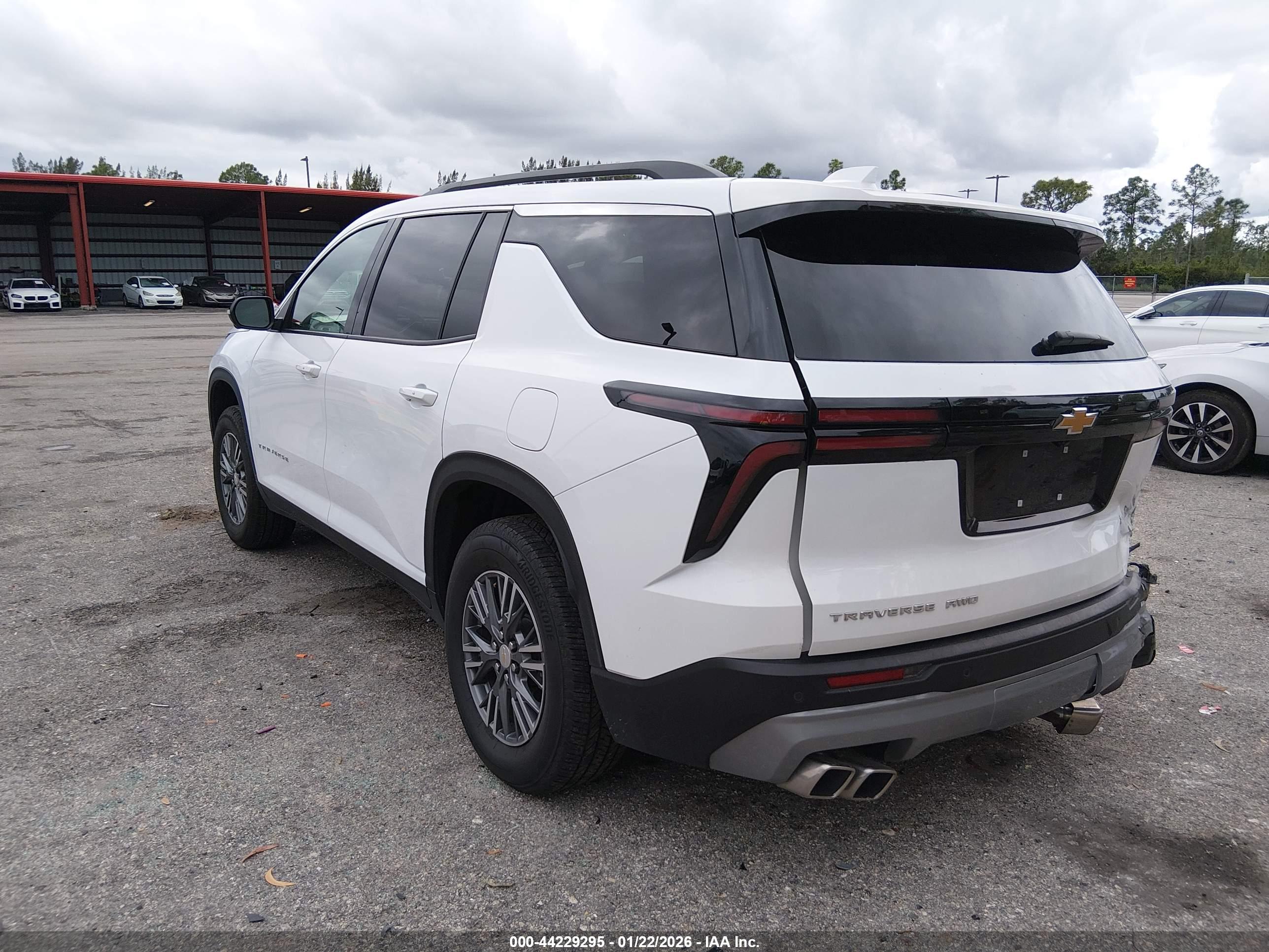 CHEVROLET TRAVERSE image 3