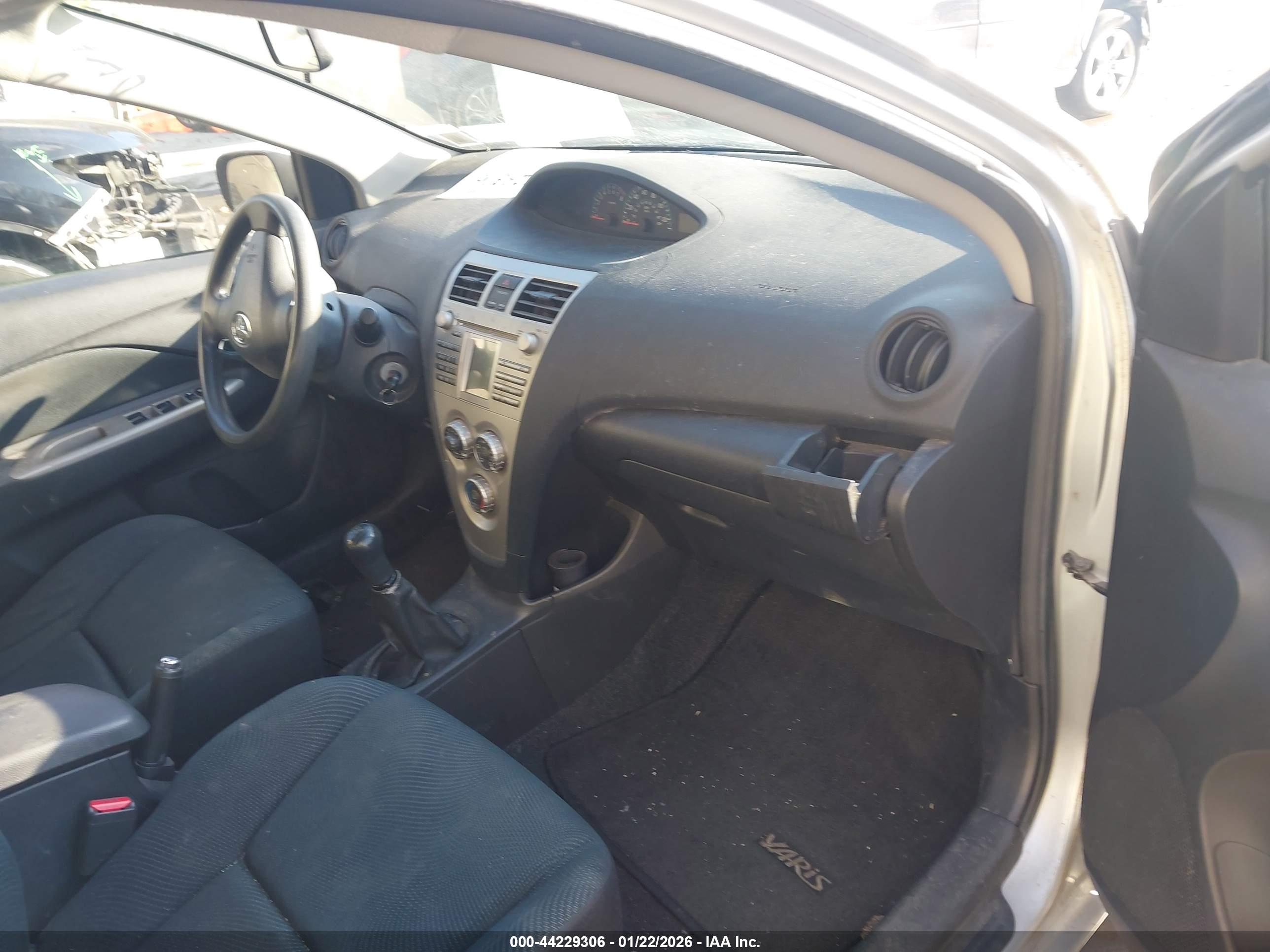 TOYOTA YARIS image 5