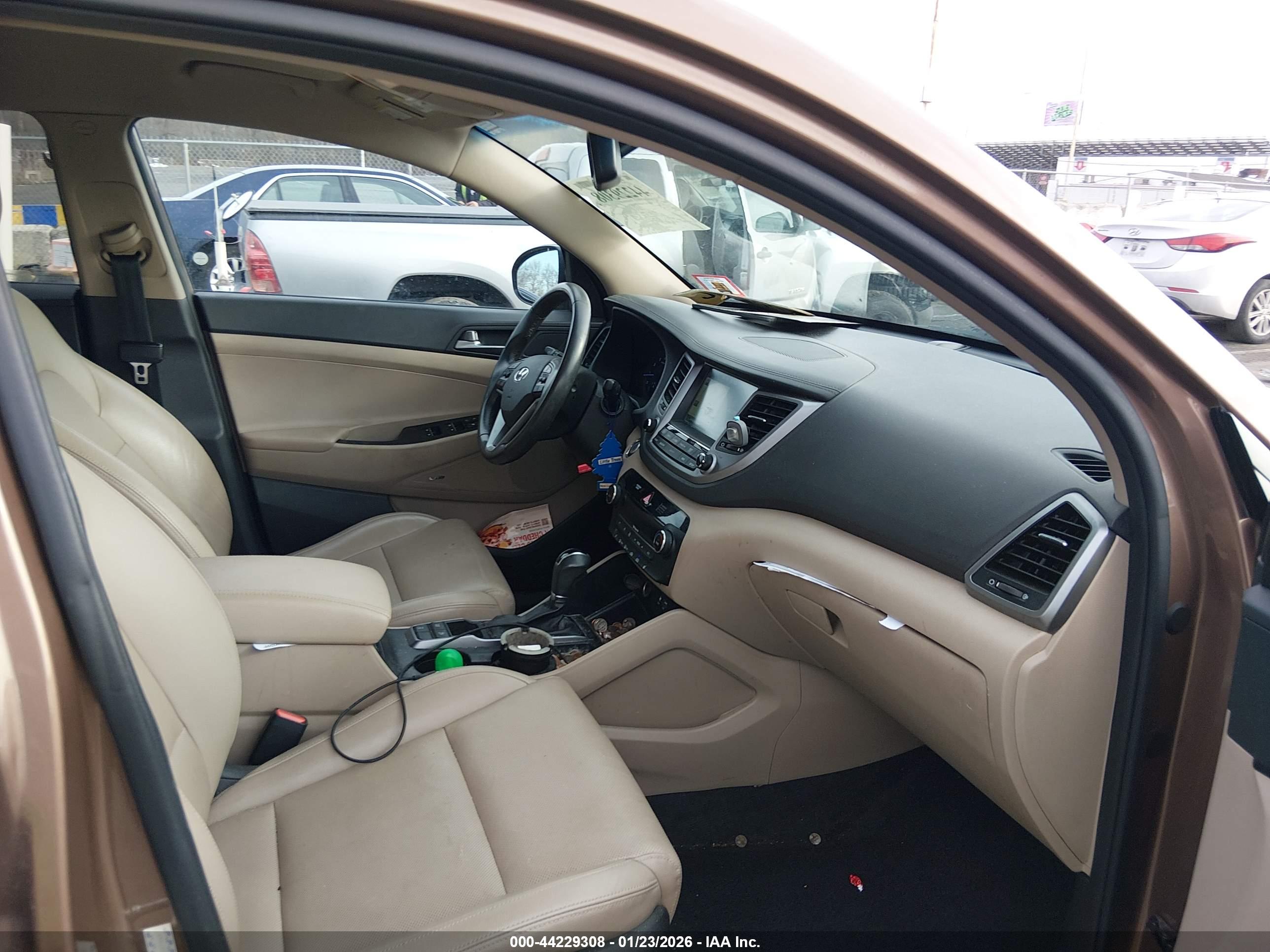 HYUNDAI TUCSON image 5