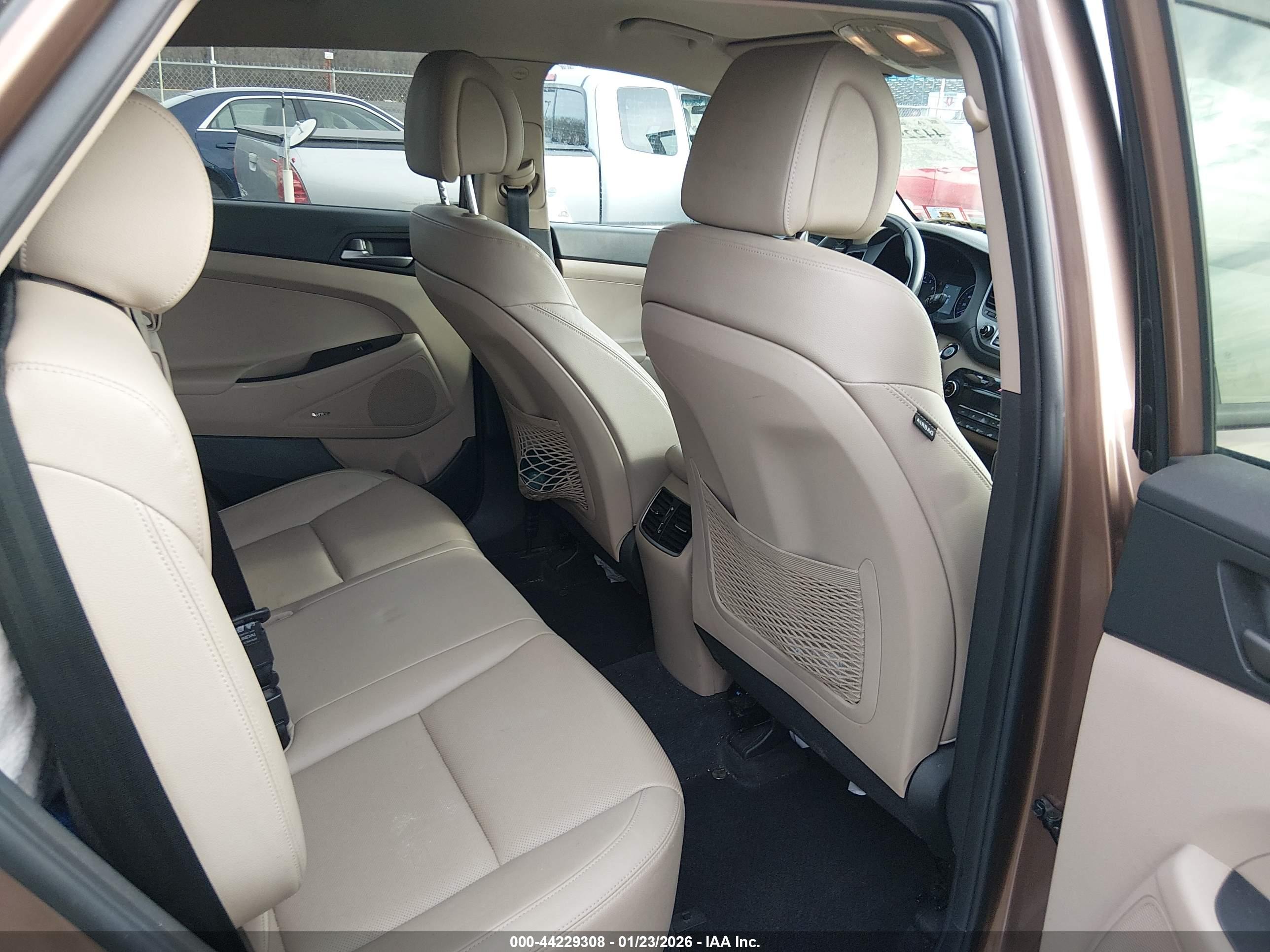 HYUNDAI TUCSON image 8