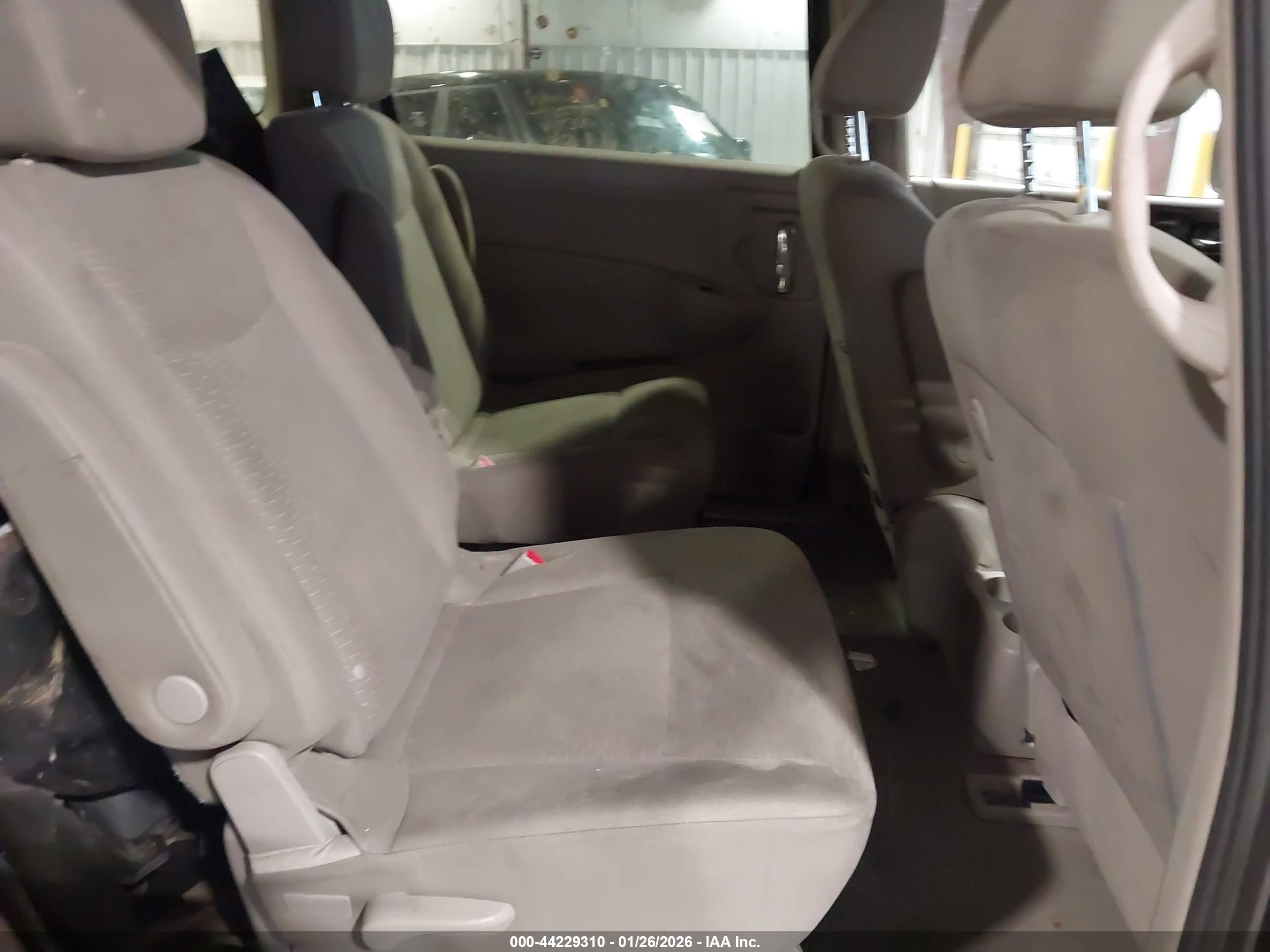 NISSAN QUEST image 8