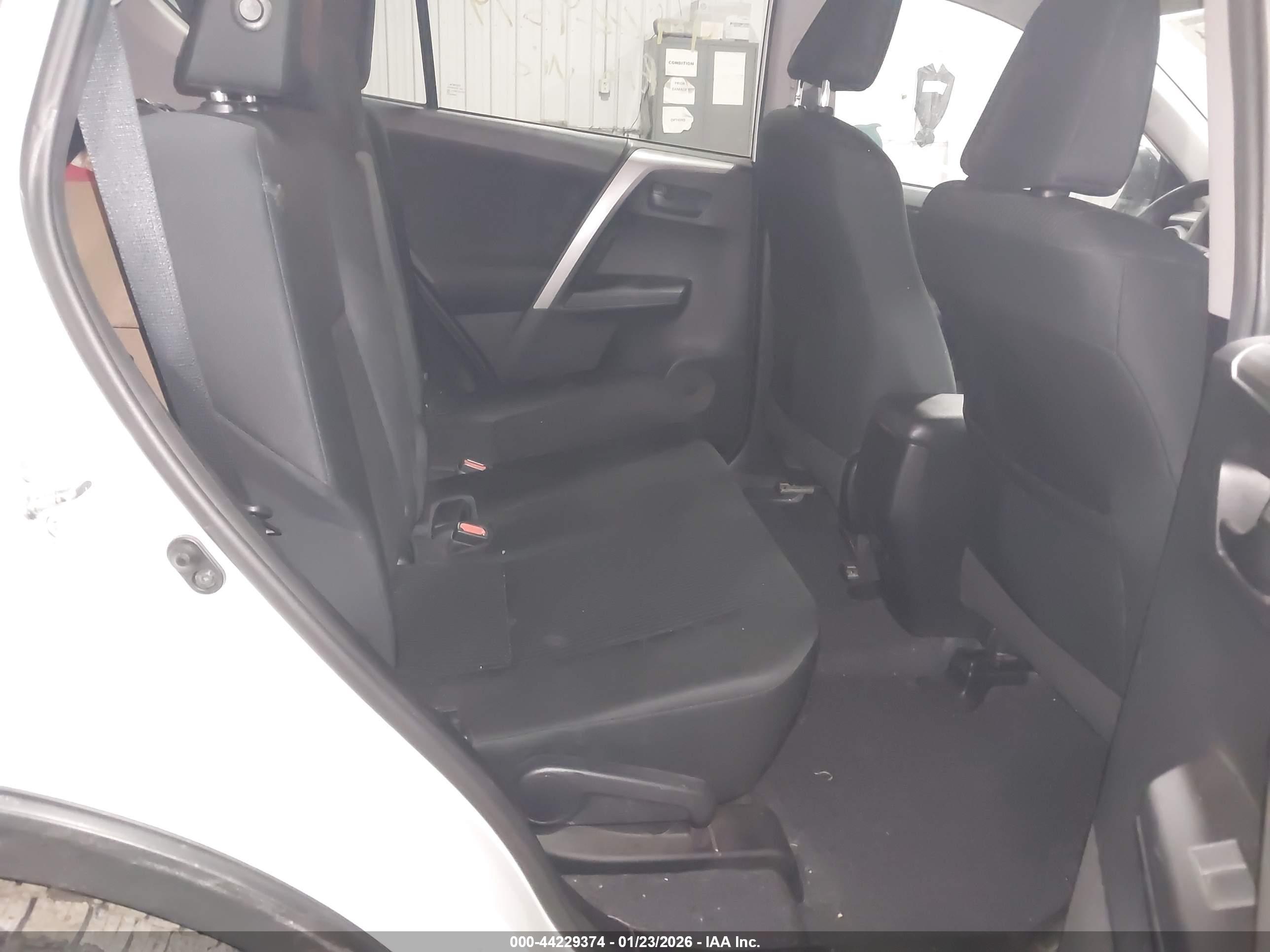 TOYOTA RAV4 image 8