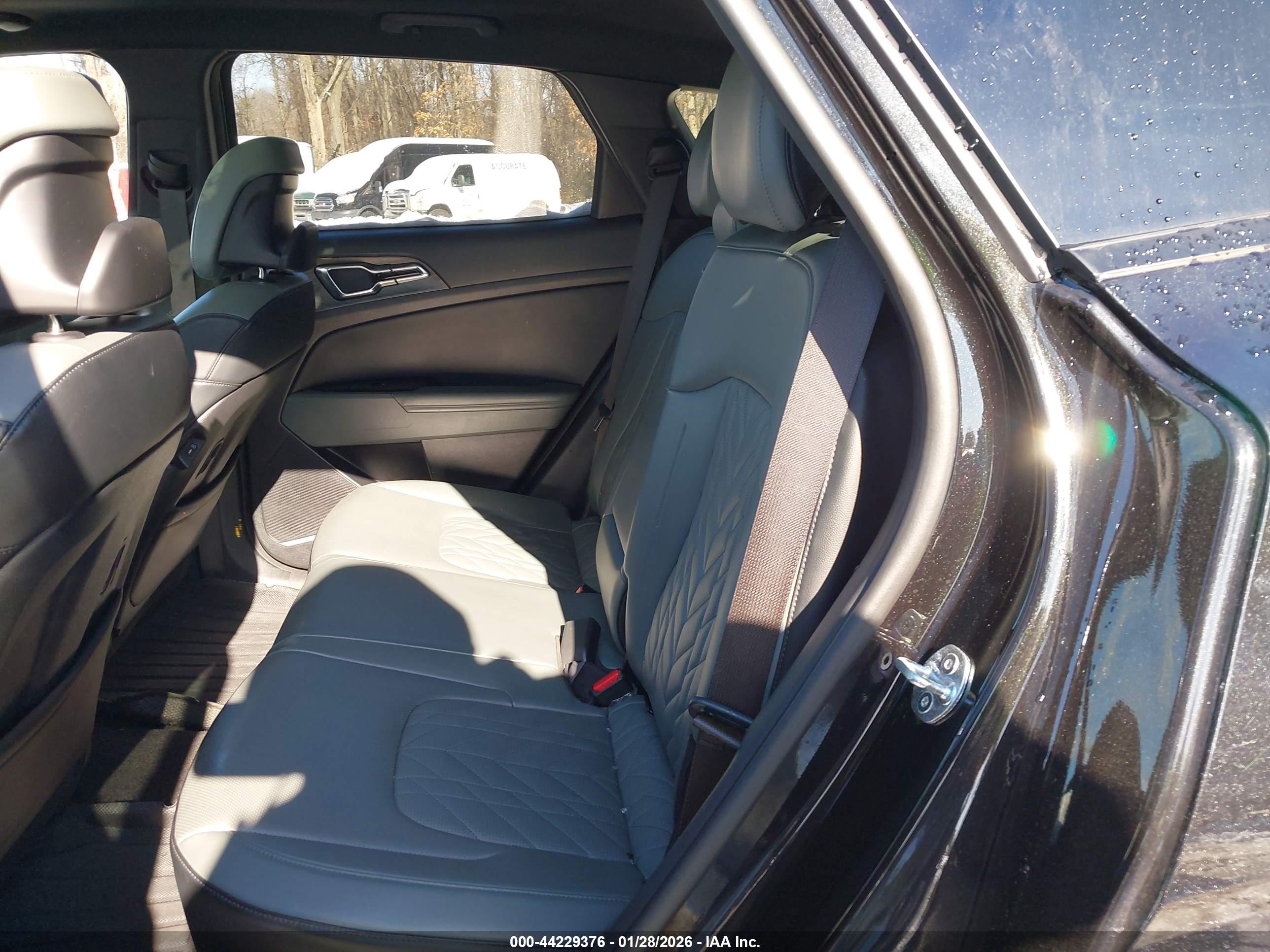 KIA SPORTAGE image 8