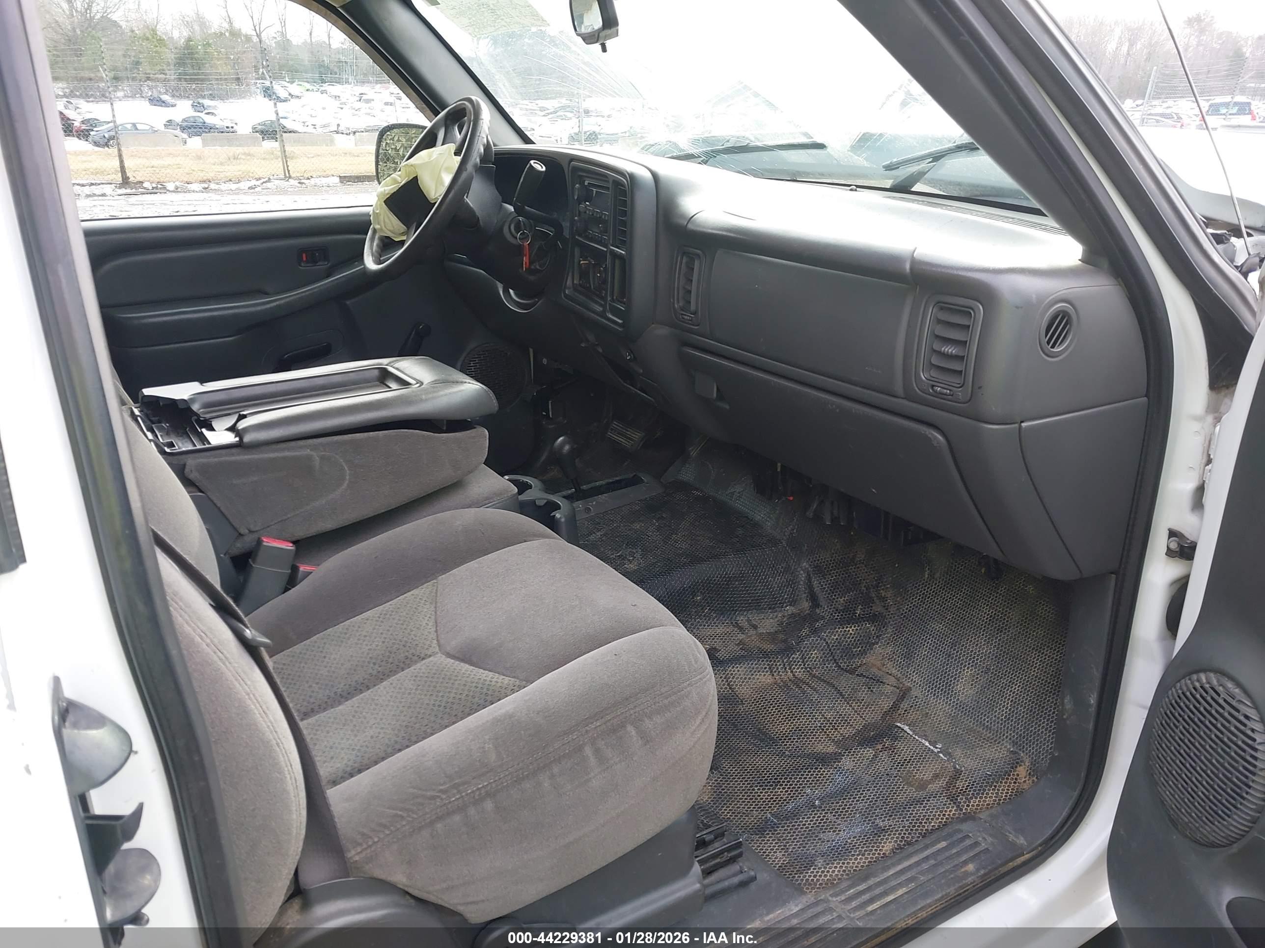 CHEVROLET SILVERADO image 5
