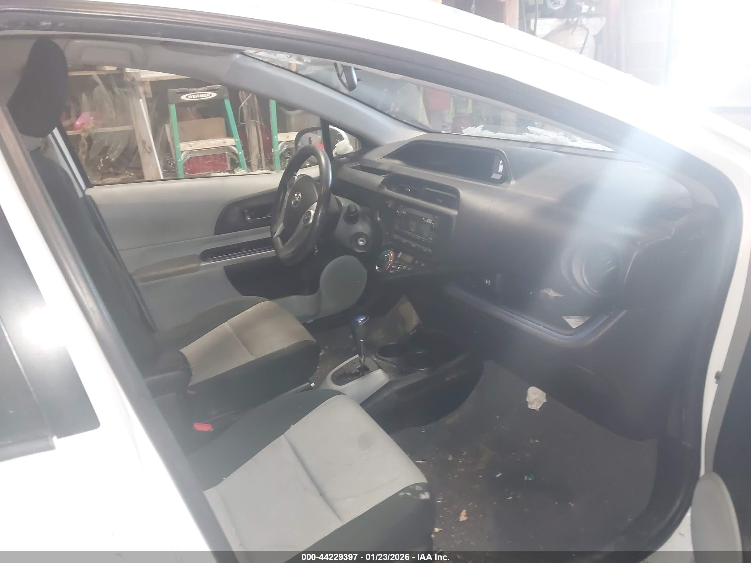 TOYOTA PRIUS image 5
