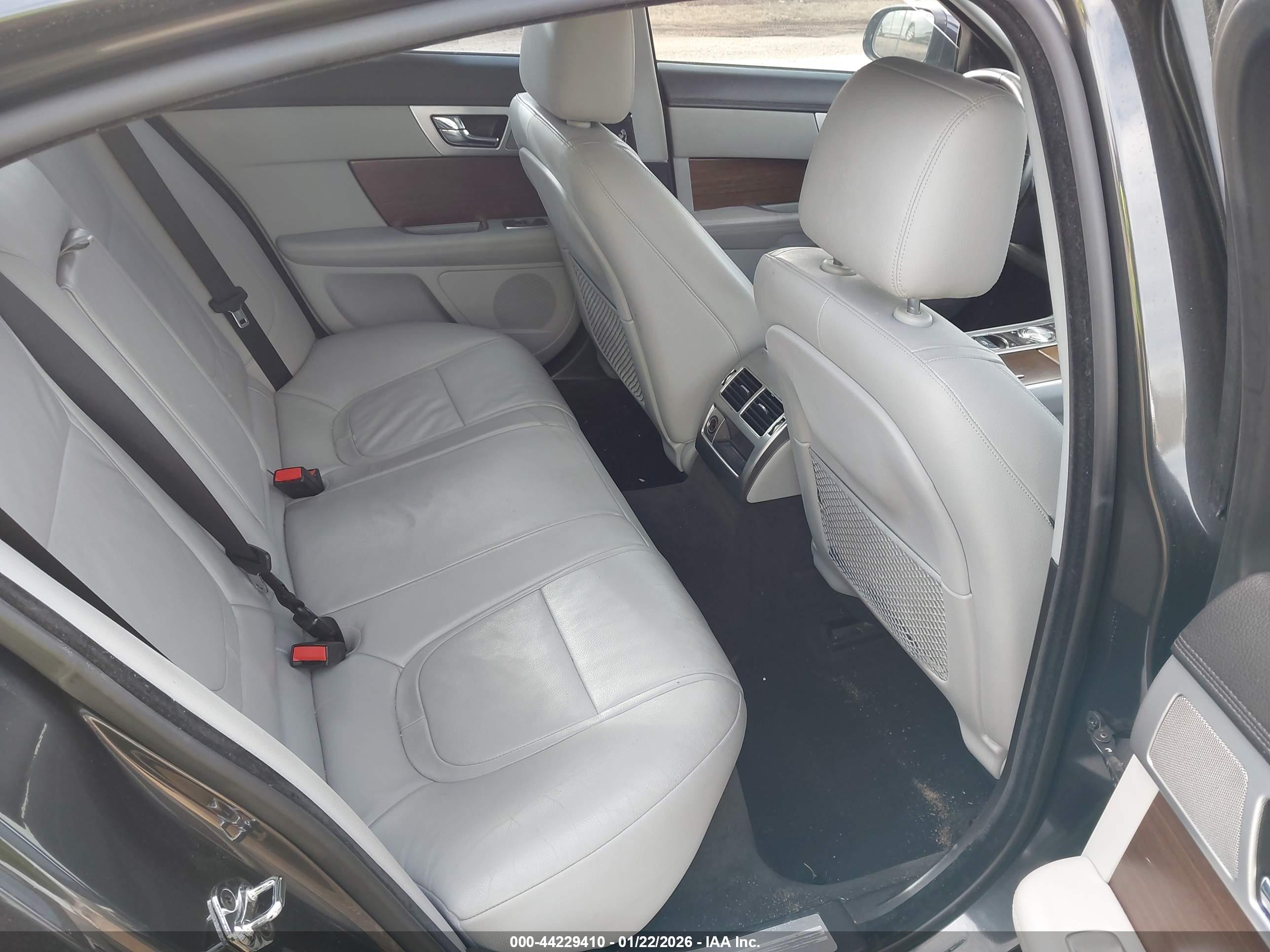 JAGUAR XF image 8