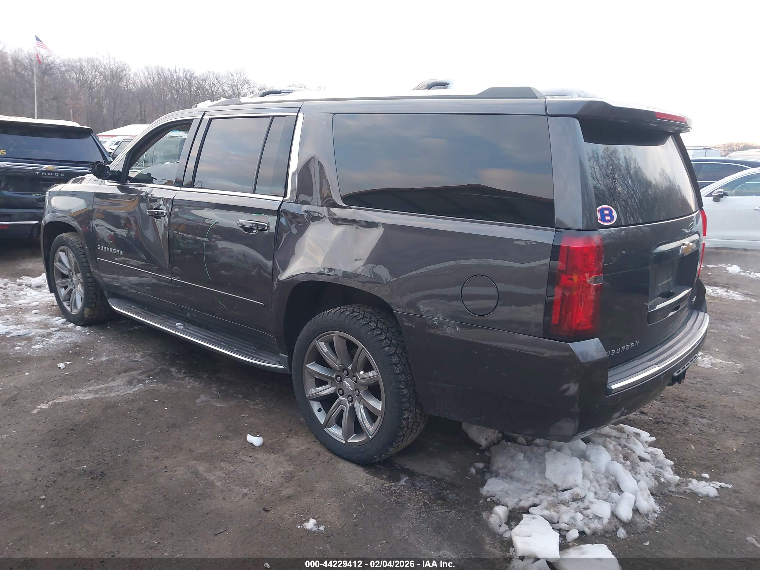 CHEVROLET SUBURBAN image 3